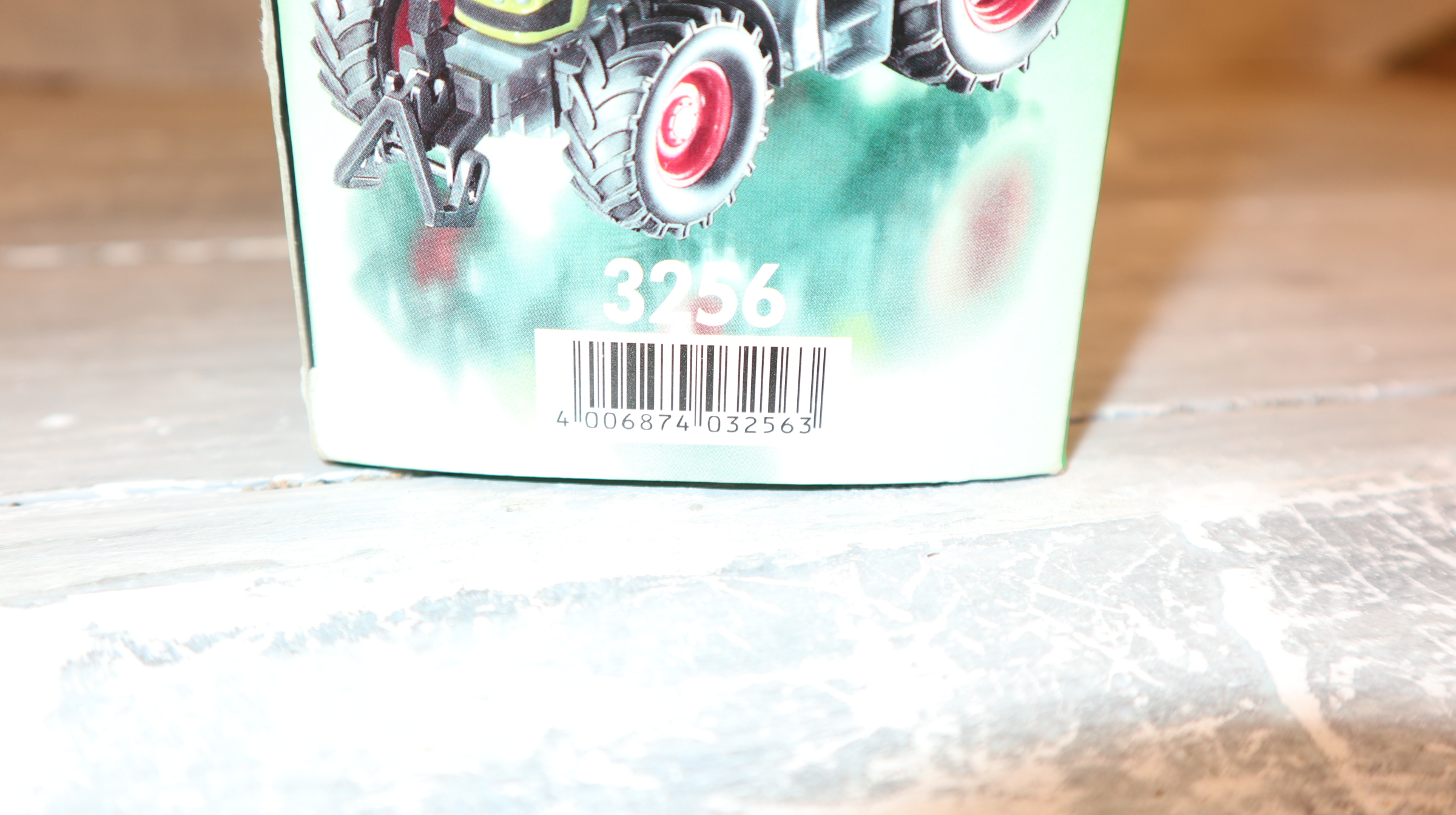 Siku 3256 in 1:32,  Claas Ares 697 ATZ mit Frontgewicht, NEU in OVP