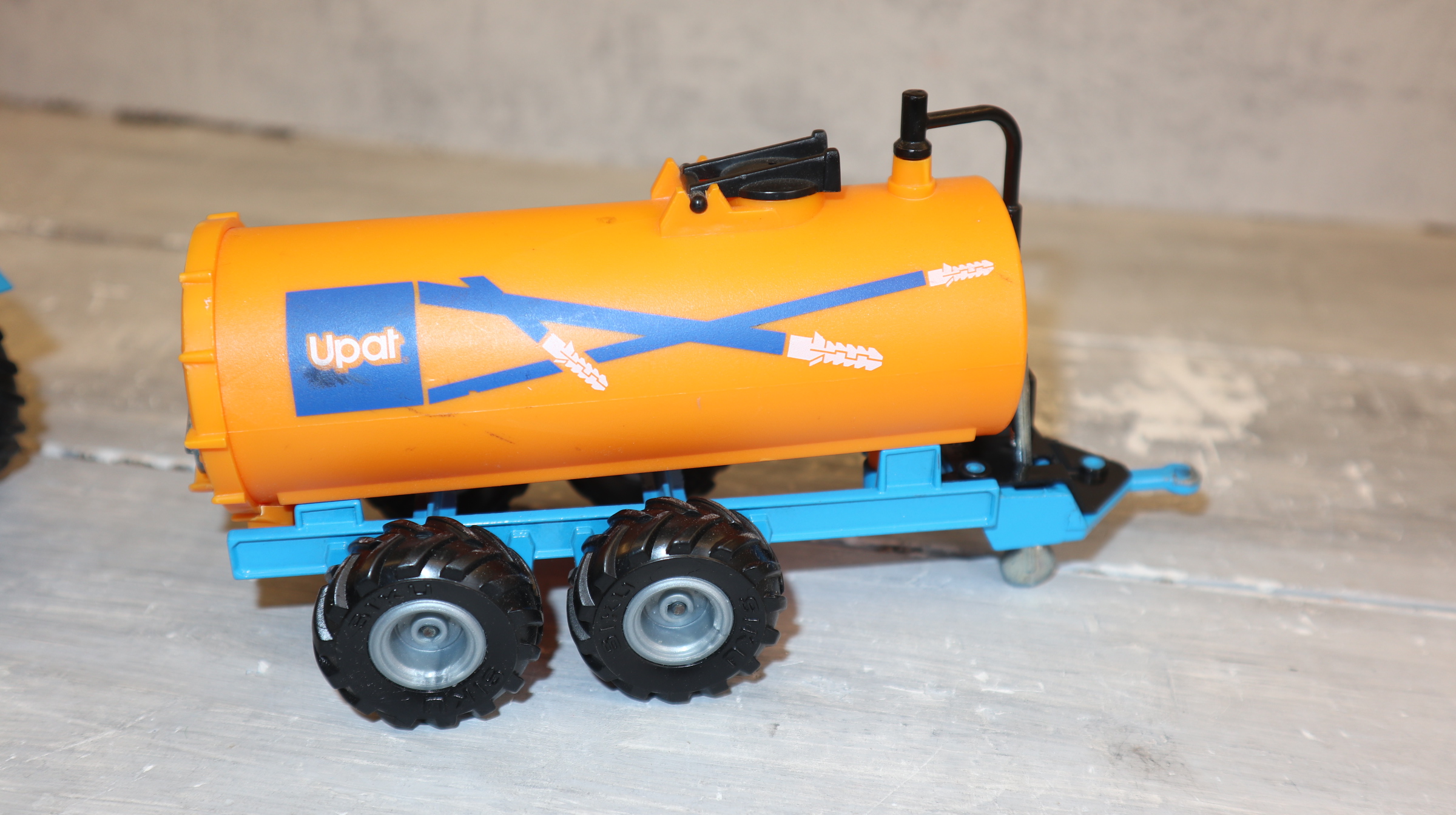 Siku 3752 in 1:32, Deutz-Fahr Agroxtra Sondermodell UPAT, NEU in OVP