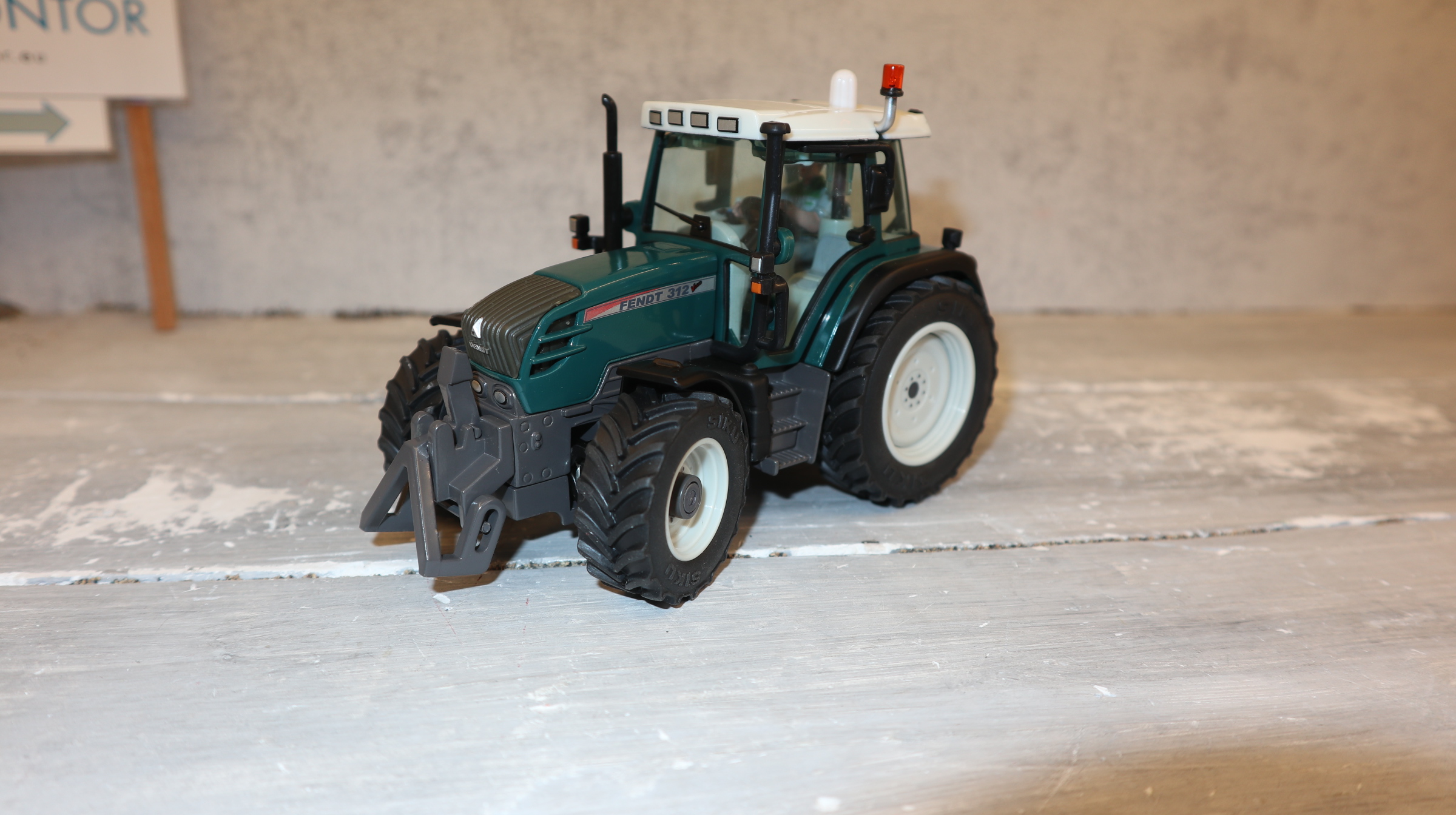 Siku Farmer 3056 Fendt 312 Vario Vorfuhrschlepper 132