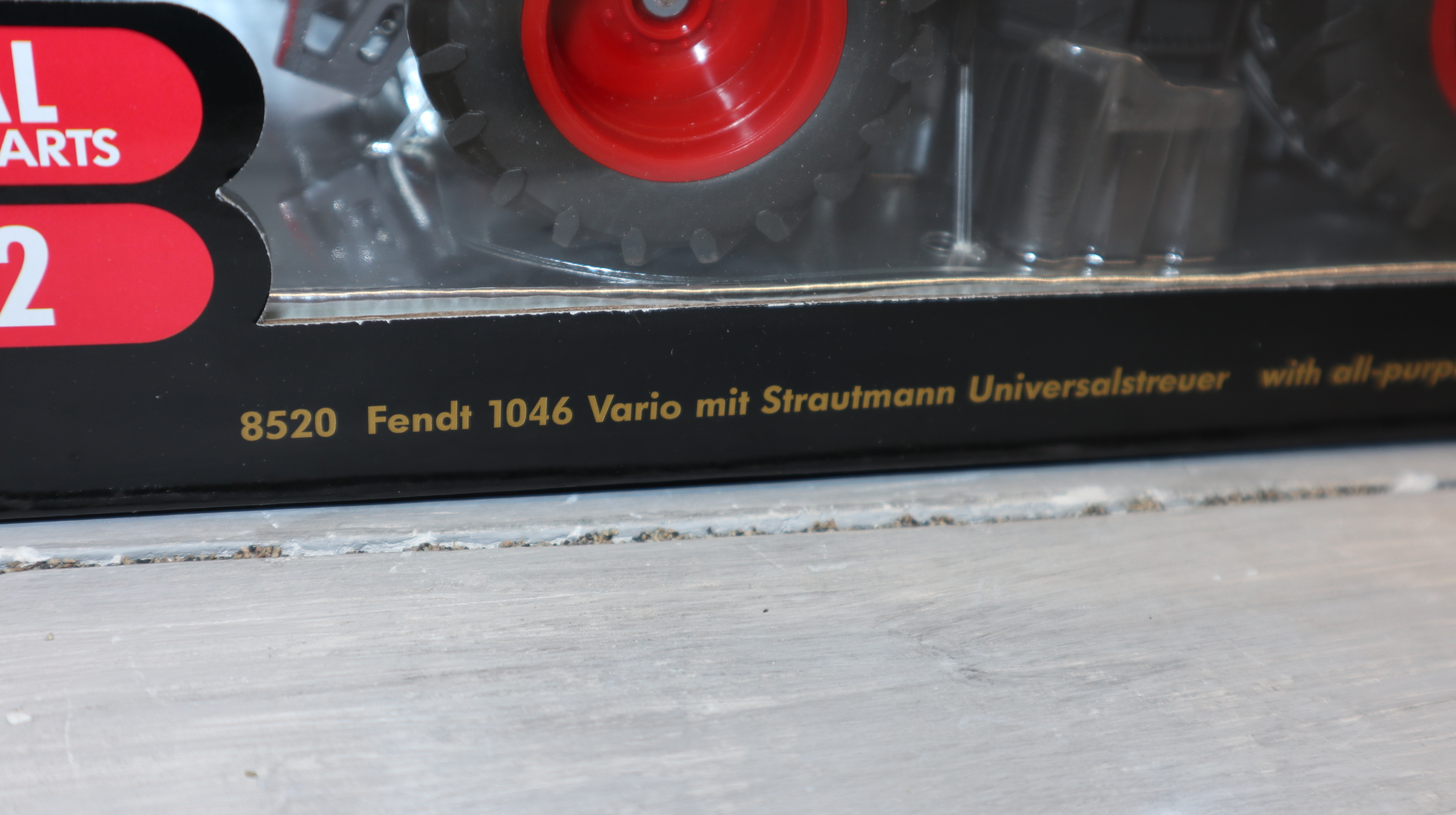 Siku 8520 in 1:32 Fendt 1046 mit Strautmann Streuer BLACK Sondermodell 1500 Stück, NEU in OVP