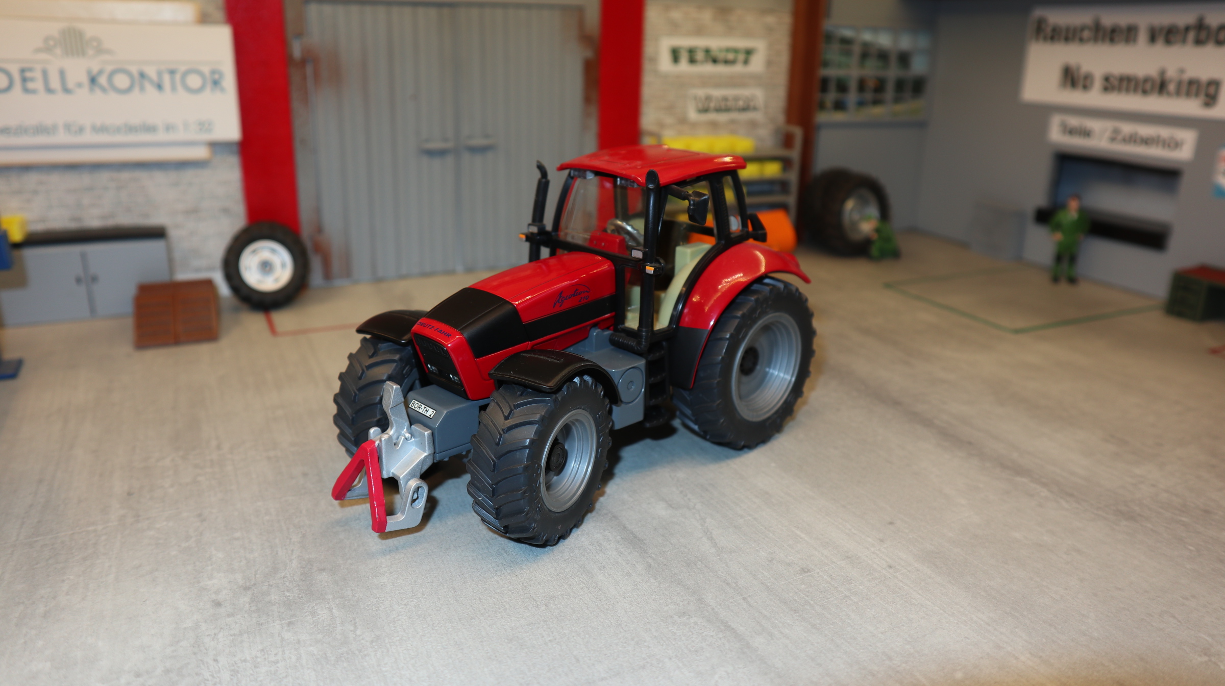 Siku 3253 in 1:32, Deutz Fahr Agrotron 210 ROT Höing, NEU in OVP