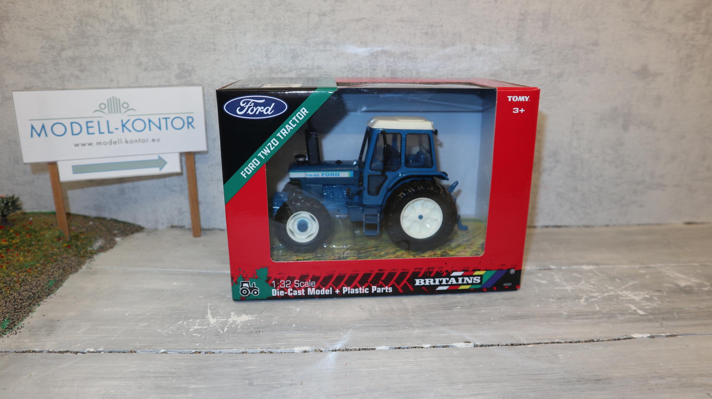 Britains 43322  in 1:32, Ford TW20 4-WD, NEU in OVP
