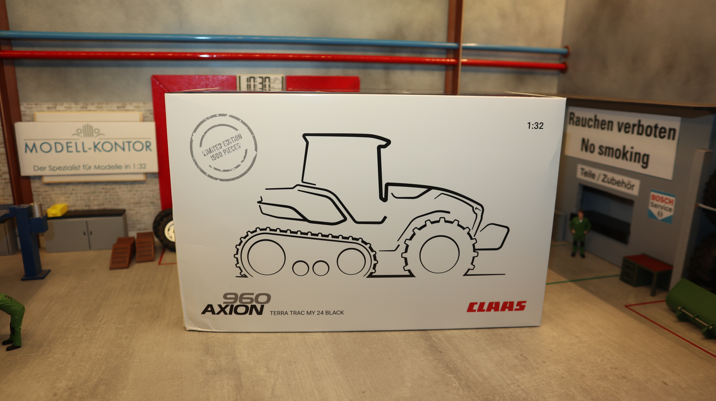 Universal Hobbies UH 02674810 in 1:32, Class Axion 960 Terra Trac Black, NEU in OVP