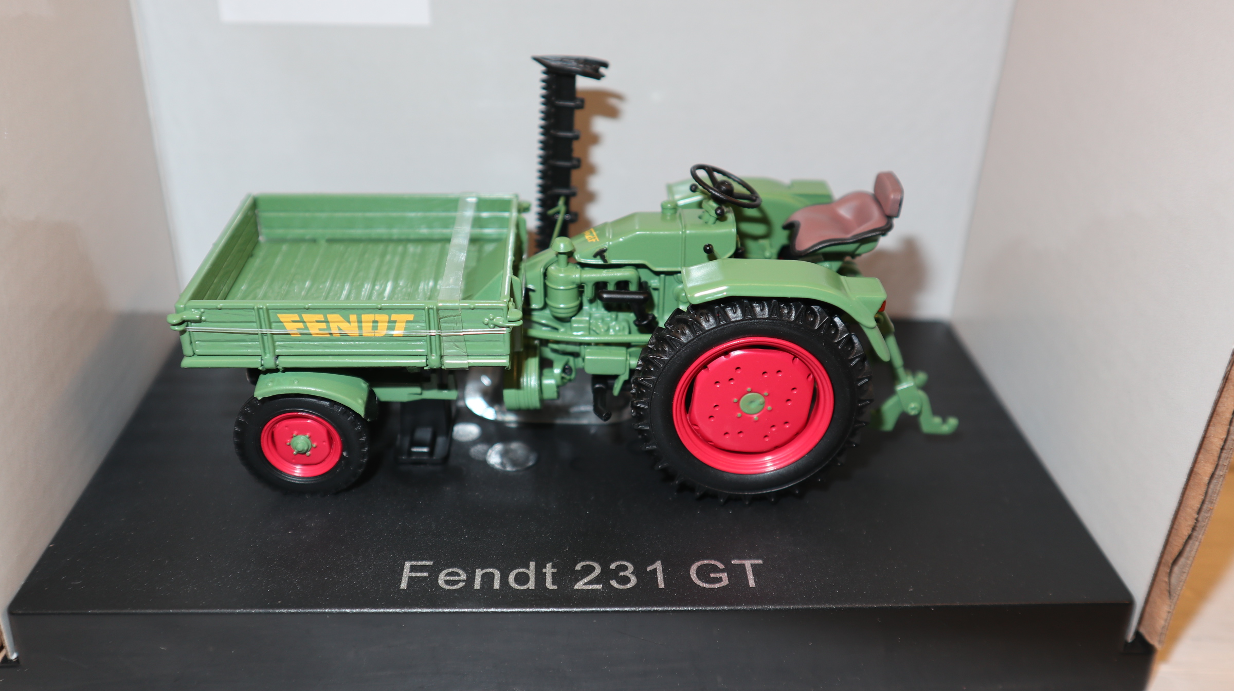 Universal Hobbies UH 6669 in 1:32,  Fendt 231 Geräteträger, nur 1000 Stück,  Neu in OVP