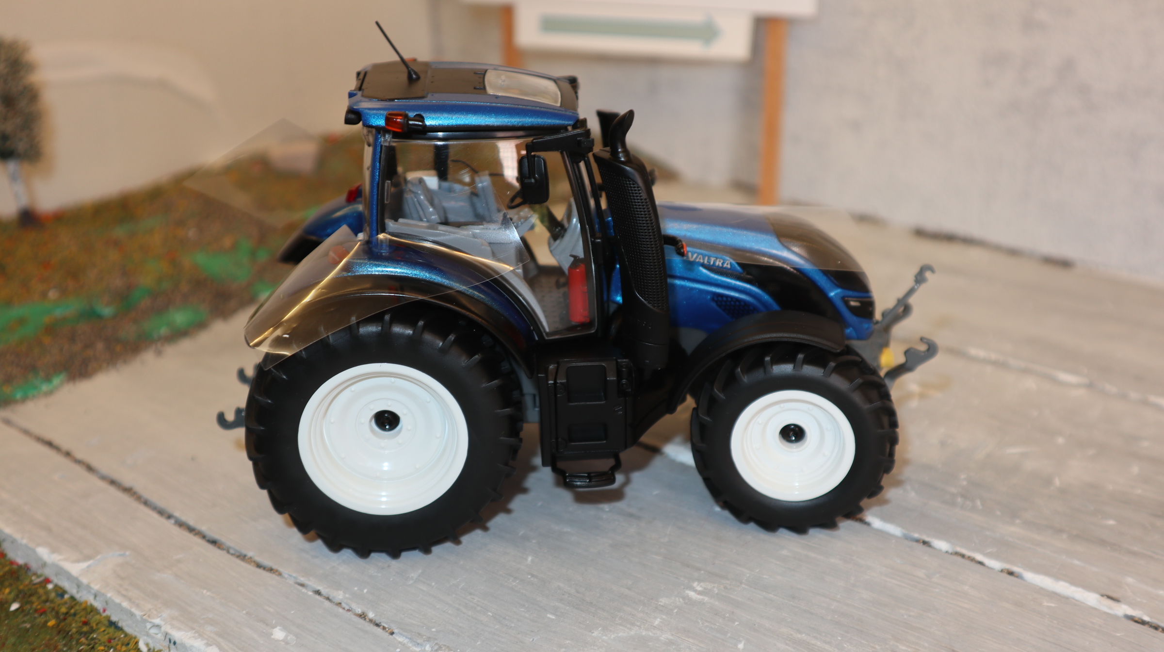 Wiking 077814 in 1:32,Valtra T214 blau-metallic  NEU in OVP
