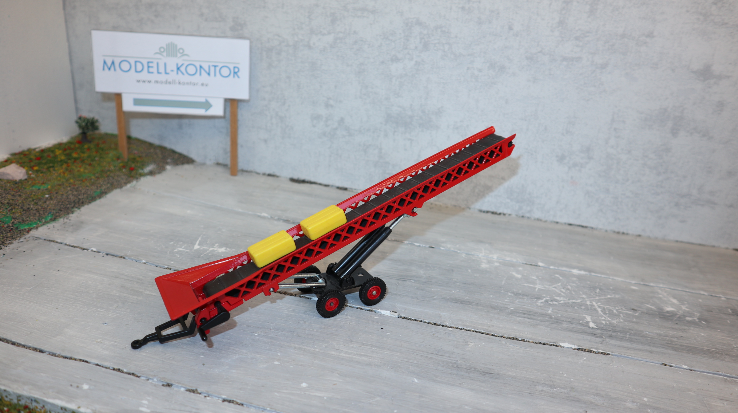 Siku 2857 in 1:32,  Förderband, Version 1 in ROT,  mit beiden Strohballen, TOP ohne OVP