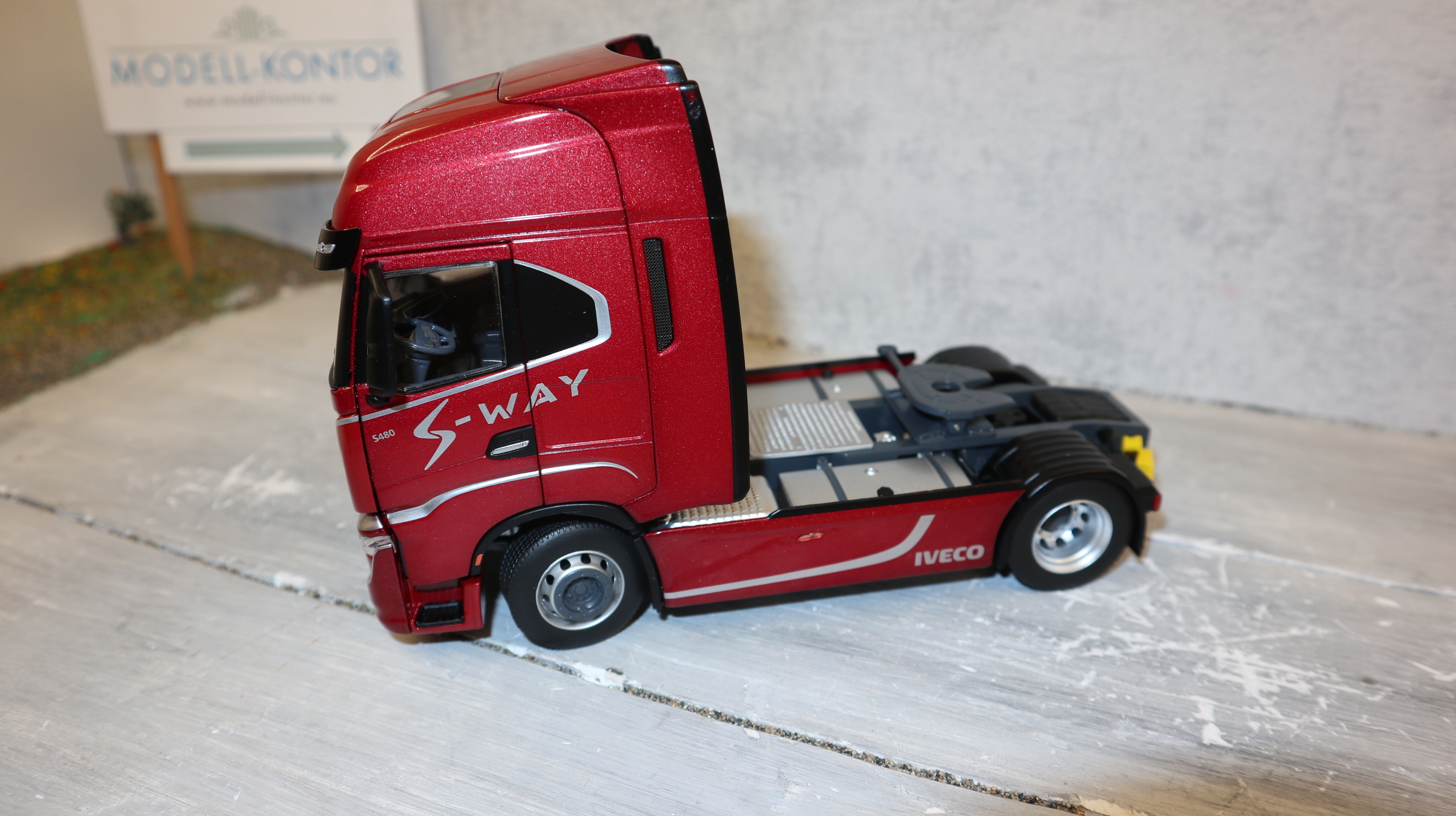 MarGe 2231-03-01 in 1:32, IVECO Stralis S-Way 4x2 rot, NEU in OVP