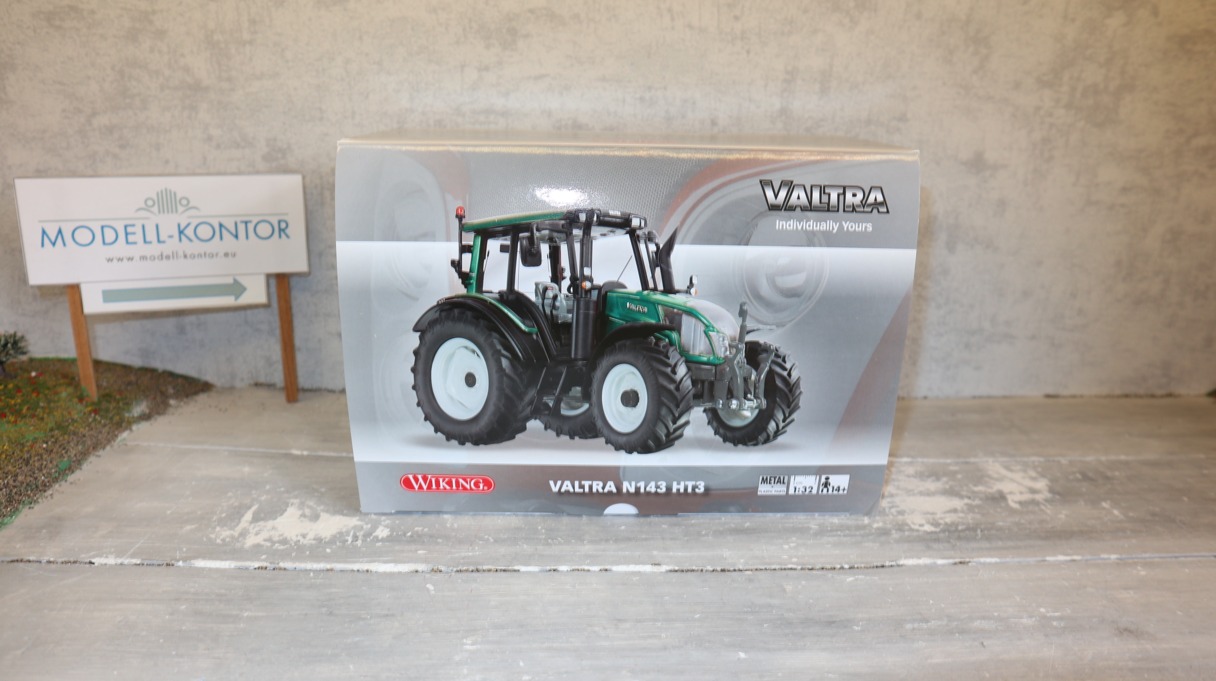 Wiking 077326 in 1:32,  Valtra N143 HT3 grün-metallic, NEU in OVP