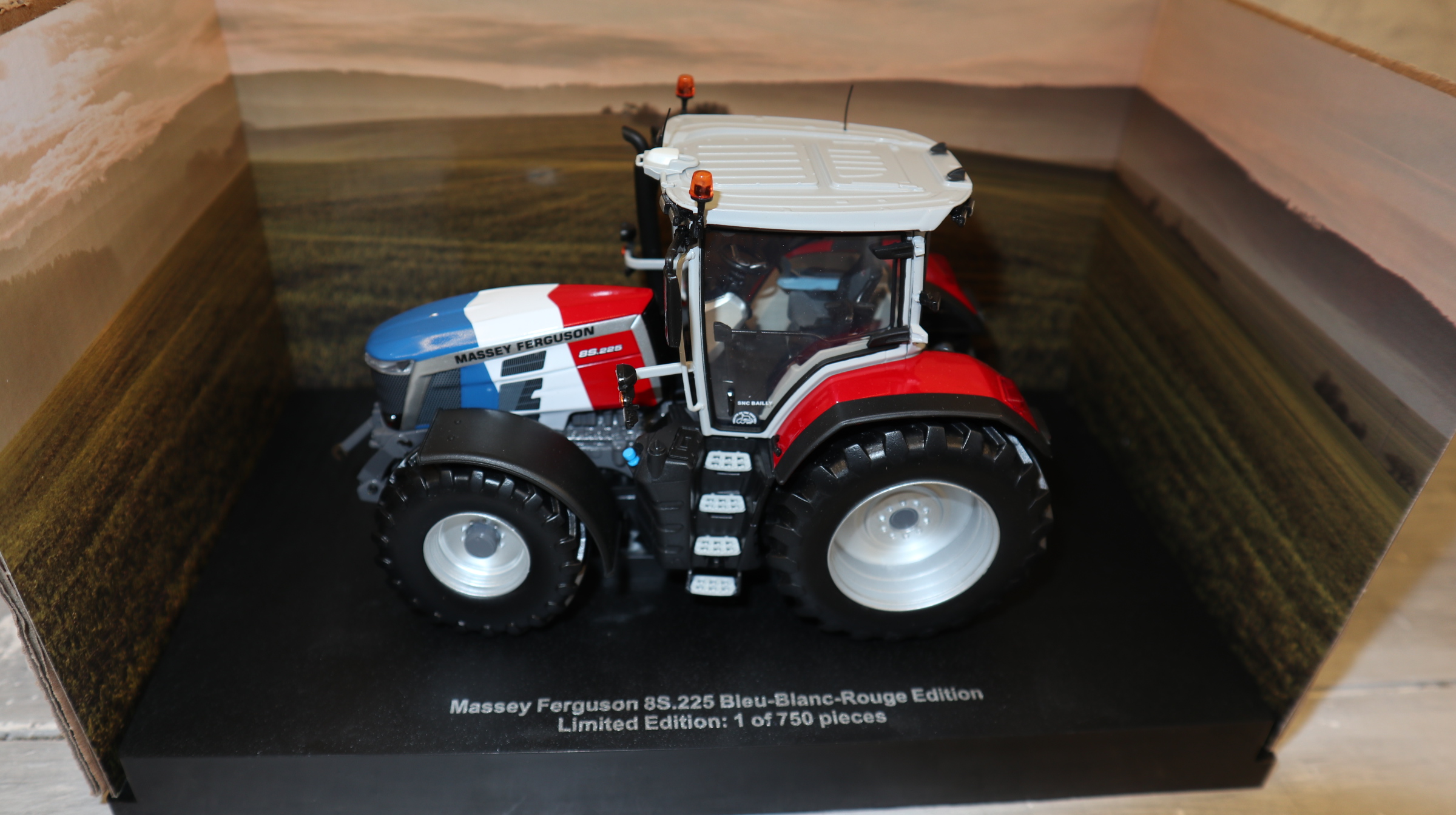 Universal Hobbies UH 6662 1:32,  Massey Ferguson 8S.225 Frankreich-Edition, nur 750 Stück, NEU in OVP