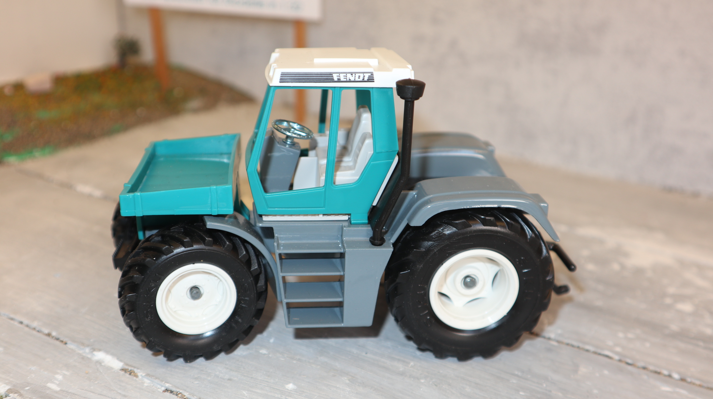 Siku 2957 in 1:32, Fendt Xylon 524 Türkis mit Pritsche, NEU in OVP