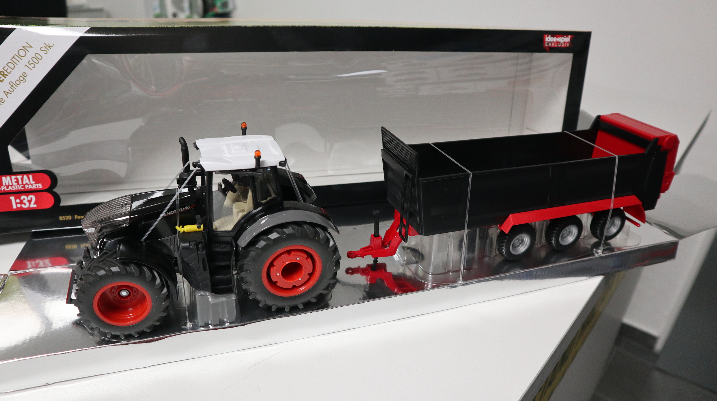 Siku 8520 in 1:32 Fendt 1046 mit Strautmann Streuer BLACK Sondermodell 1500 Stück, NEU in OVP