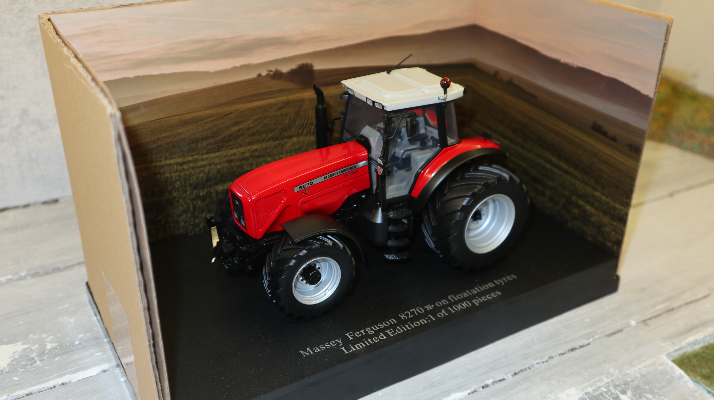 Universal Hobbies UH 6425 in 1:32,  Massey Ferguson 8270 Xtra Ballon-Reifen,  NEU in OVP