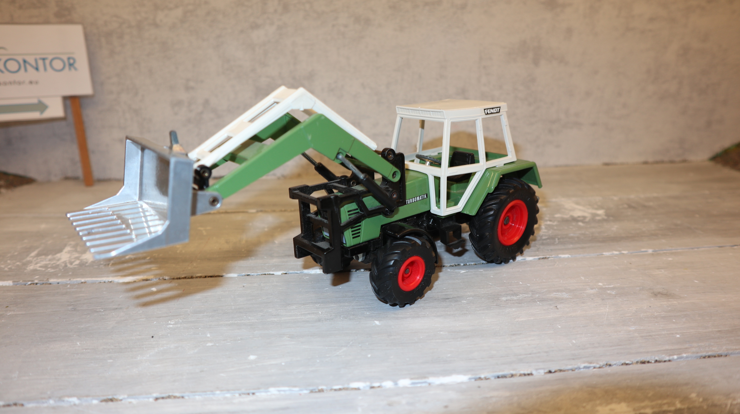 Siku 3450 in 1:32, Fendt Farmer 319 LSA mit Frontlader dunkelgrün, NEU in OVP