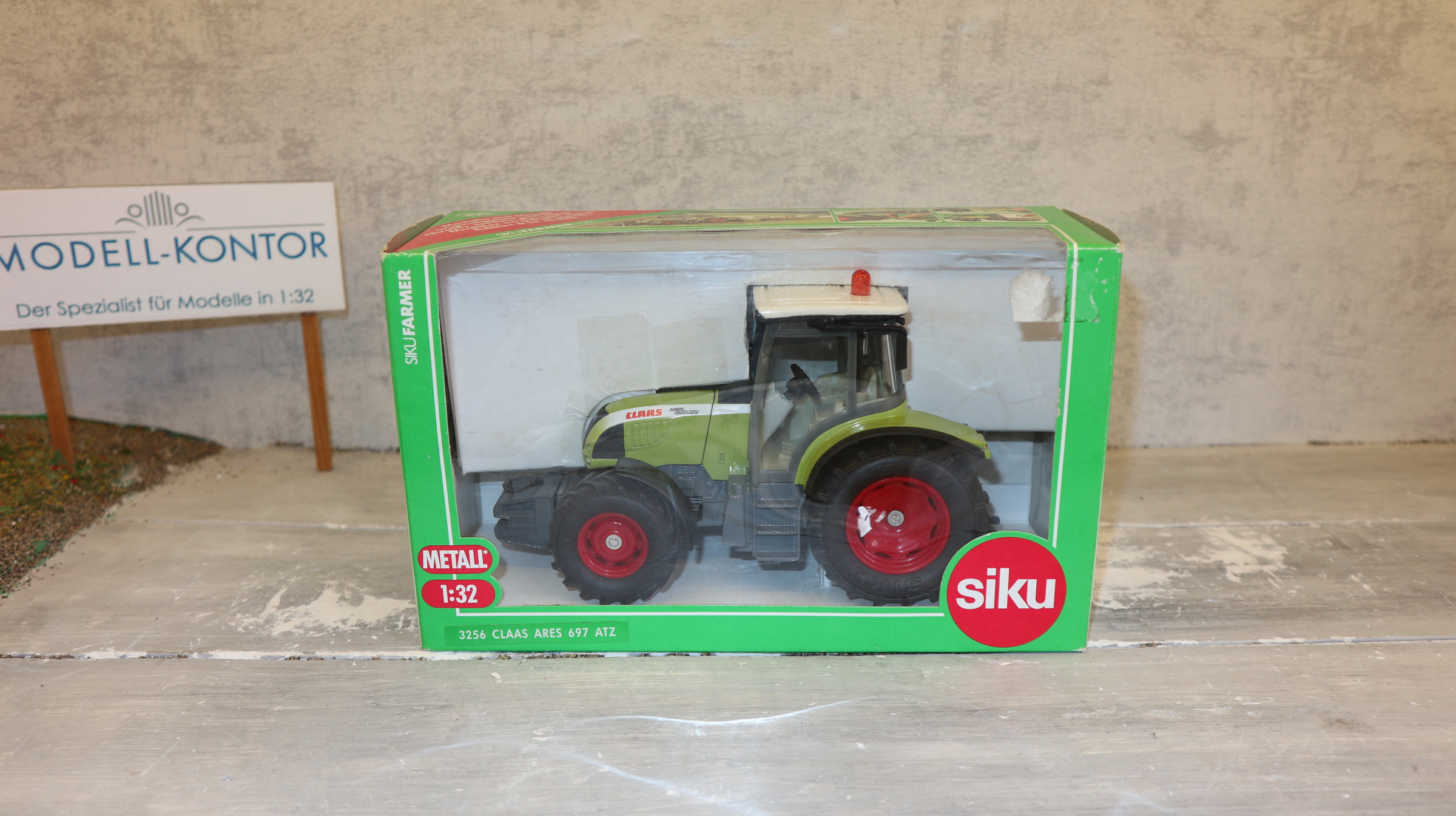 Siku 3256 in 1:32,  Claas Ares 697 ATZ mit Frontgewicht, NEU in OVP