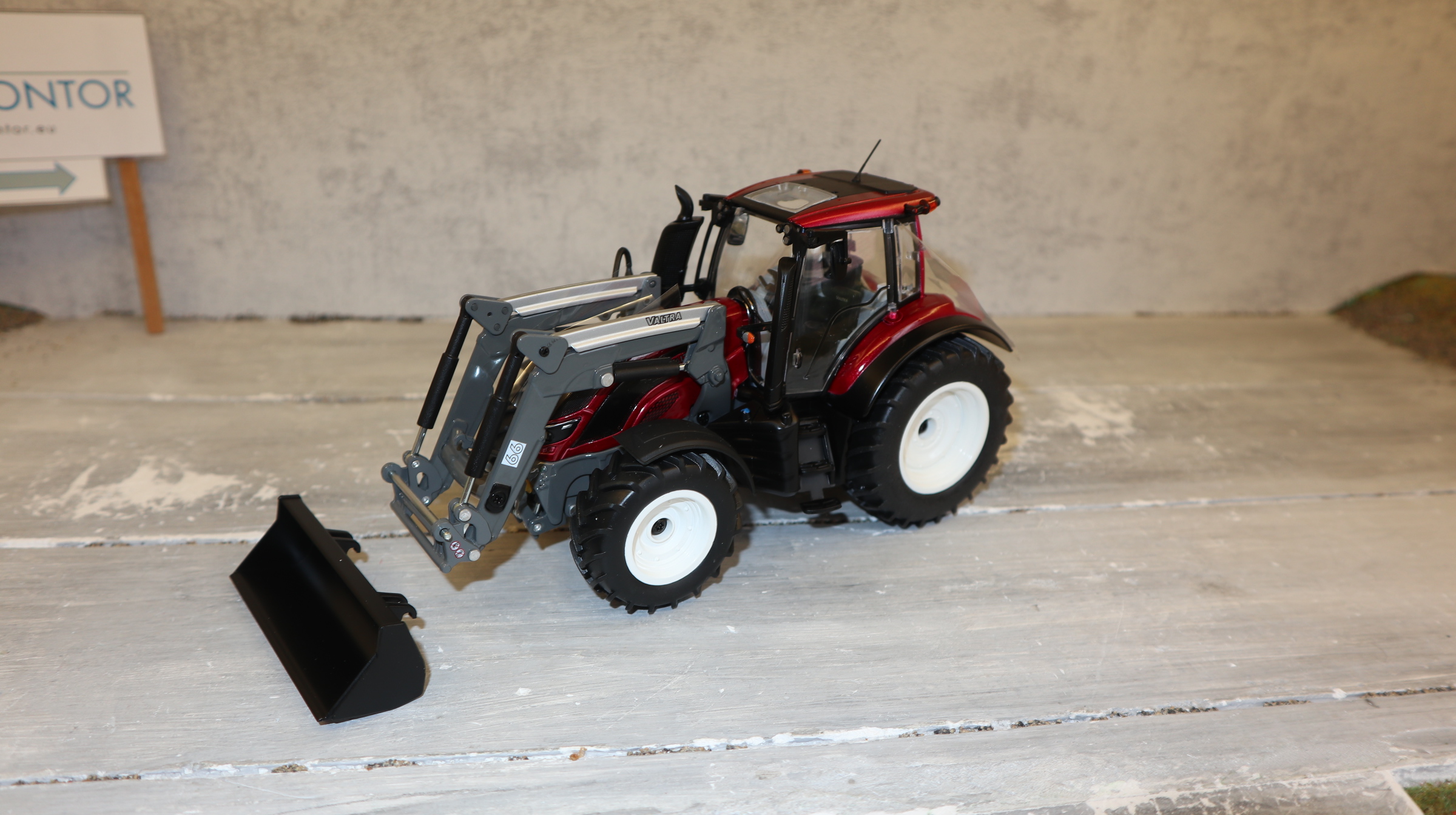 Wiking 077815 in 1:32, VALTRA T194 weinrot mit Frontlader, NEU in OVP