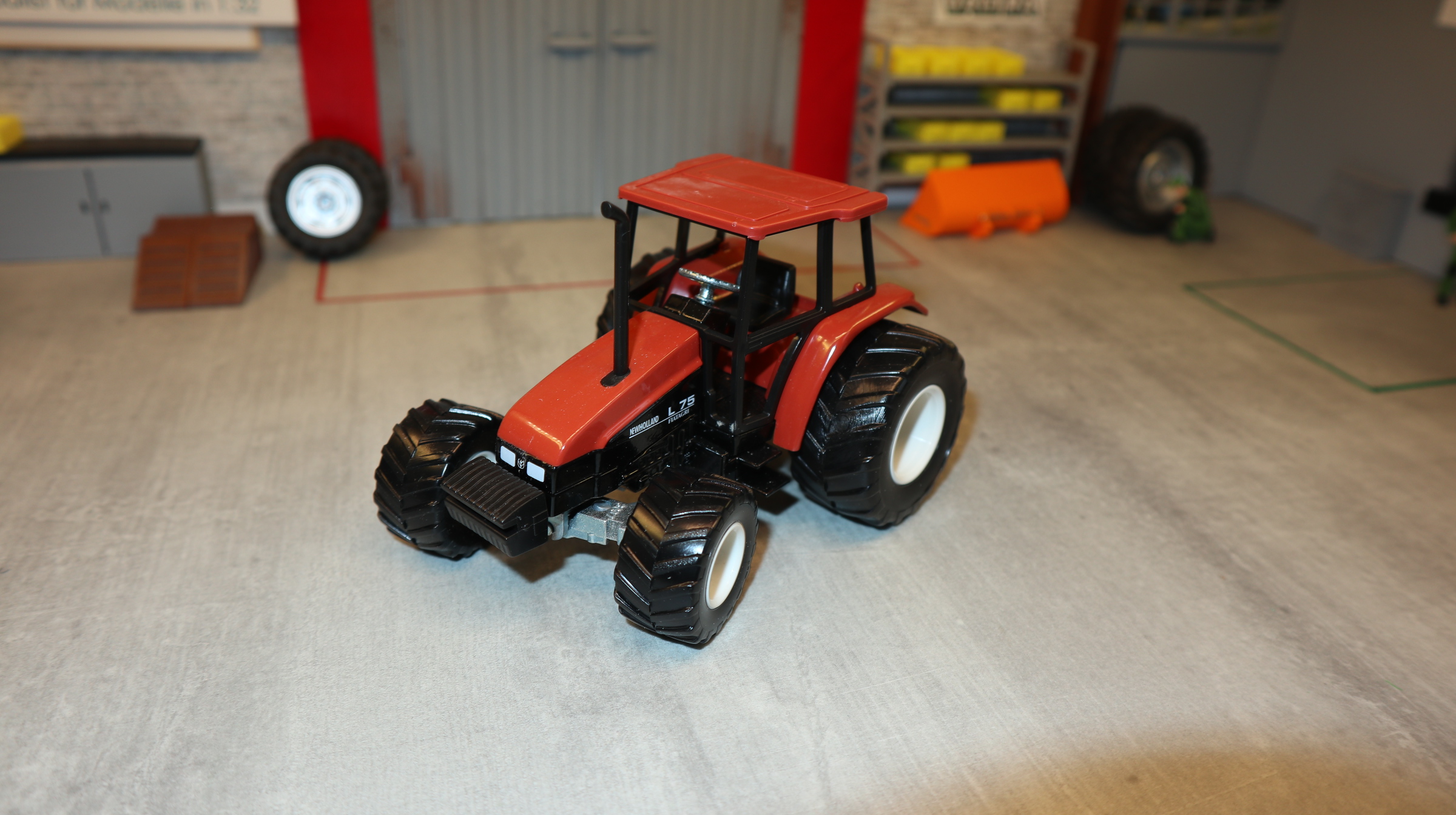 Siku 2653 in 1:32, New Holland L75 braun mit Breitreifen, NEU in OVP