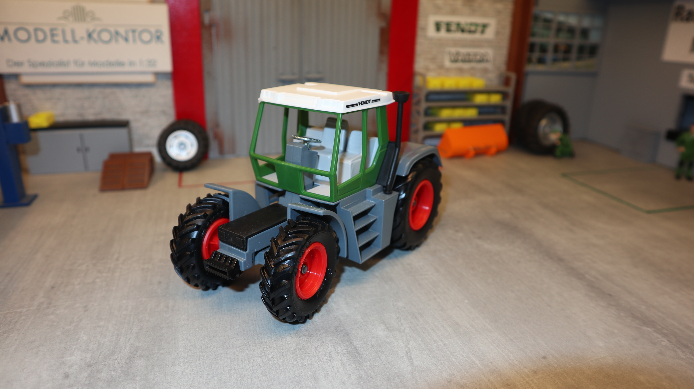 Siku 2957 in 1:32, Fendt Xylon 924, graues Chassis, Werbemodell direkt von Fendt, NEU in OVP