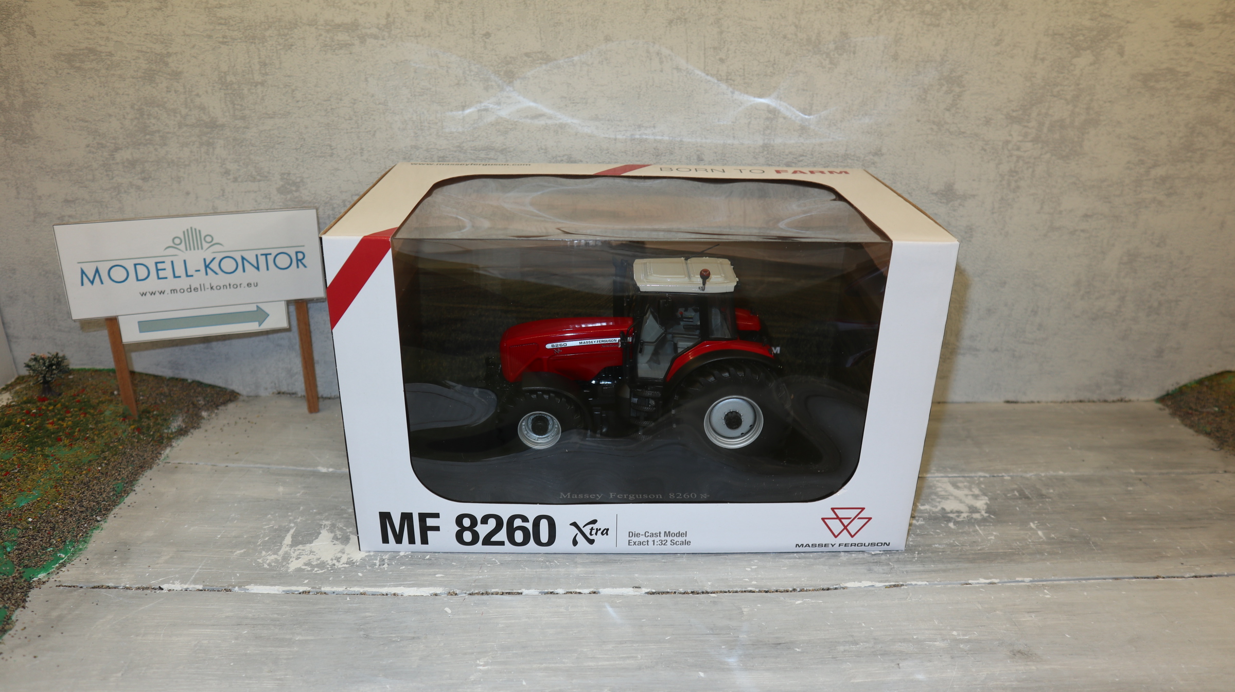 Universal Hobbies UH 5351 in 1:32,  Massey Ferguson 8260 Xtra,  NEU in OVP