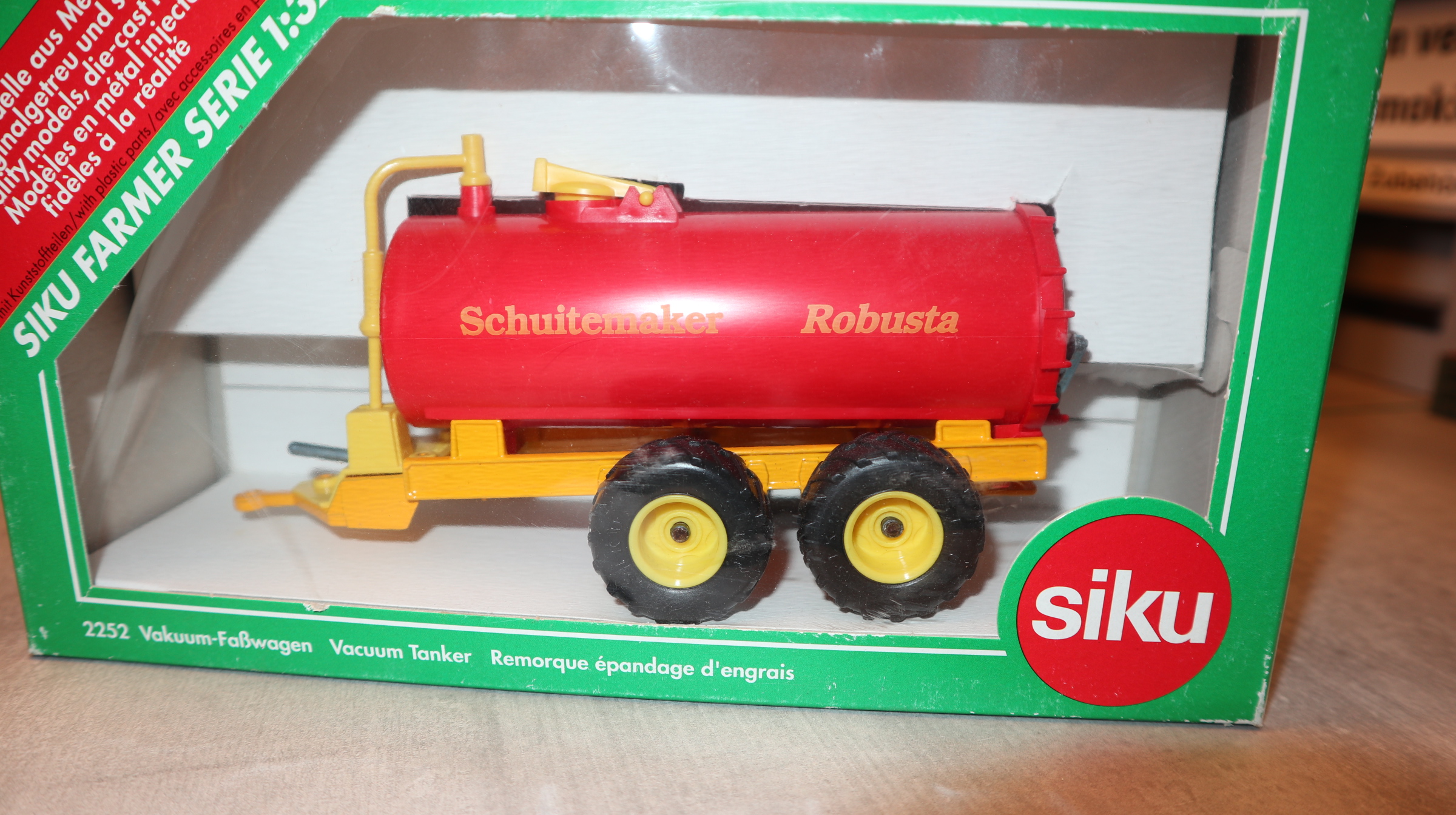 Siku 2252 in 1:32, Vakuum-Faßwagen Schuitemaker rot-gelb,  NEU in OVP