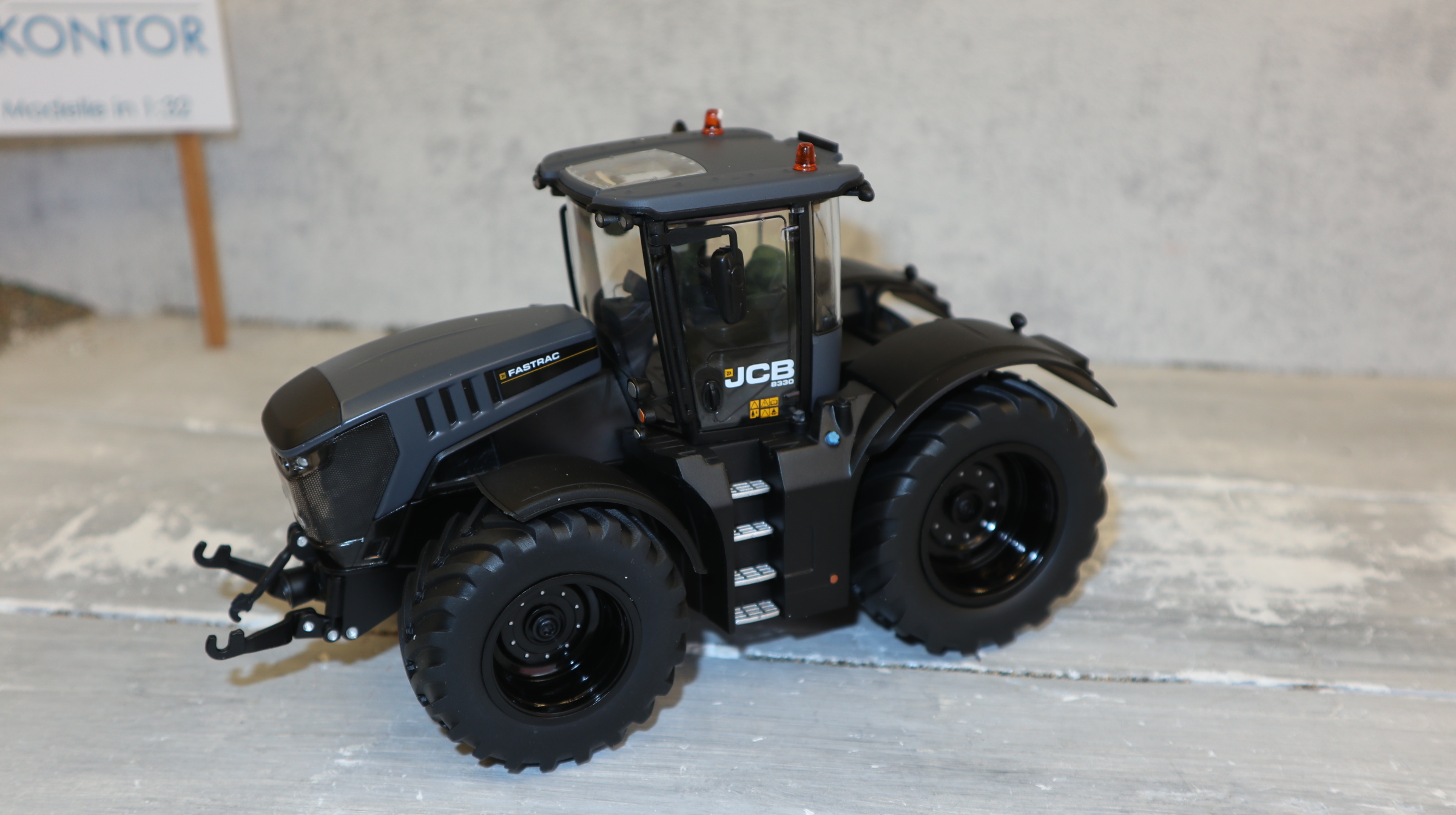 Wiking 877431 in 1:32, JCB 8330 in Grau-matt, NEU in OVP
