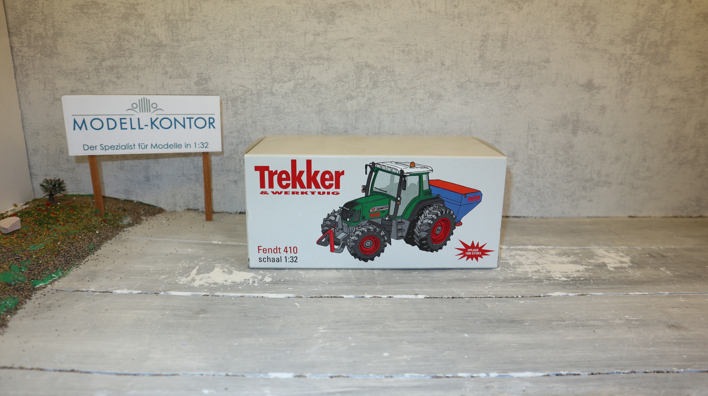 Siku 2968 in 1:32, Fendt 410 mit Streuer BLAU "Trekker&Werktuig NL aus 2003, NEU in OVP