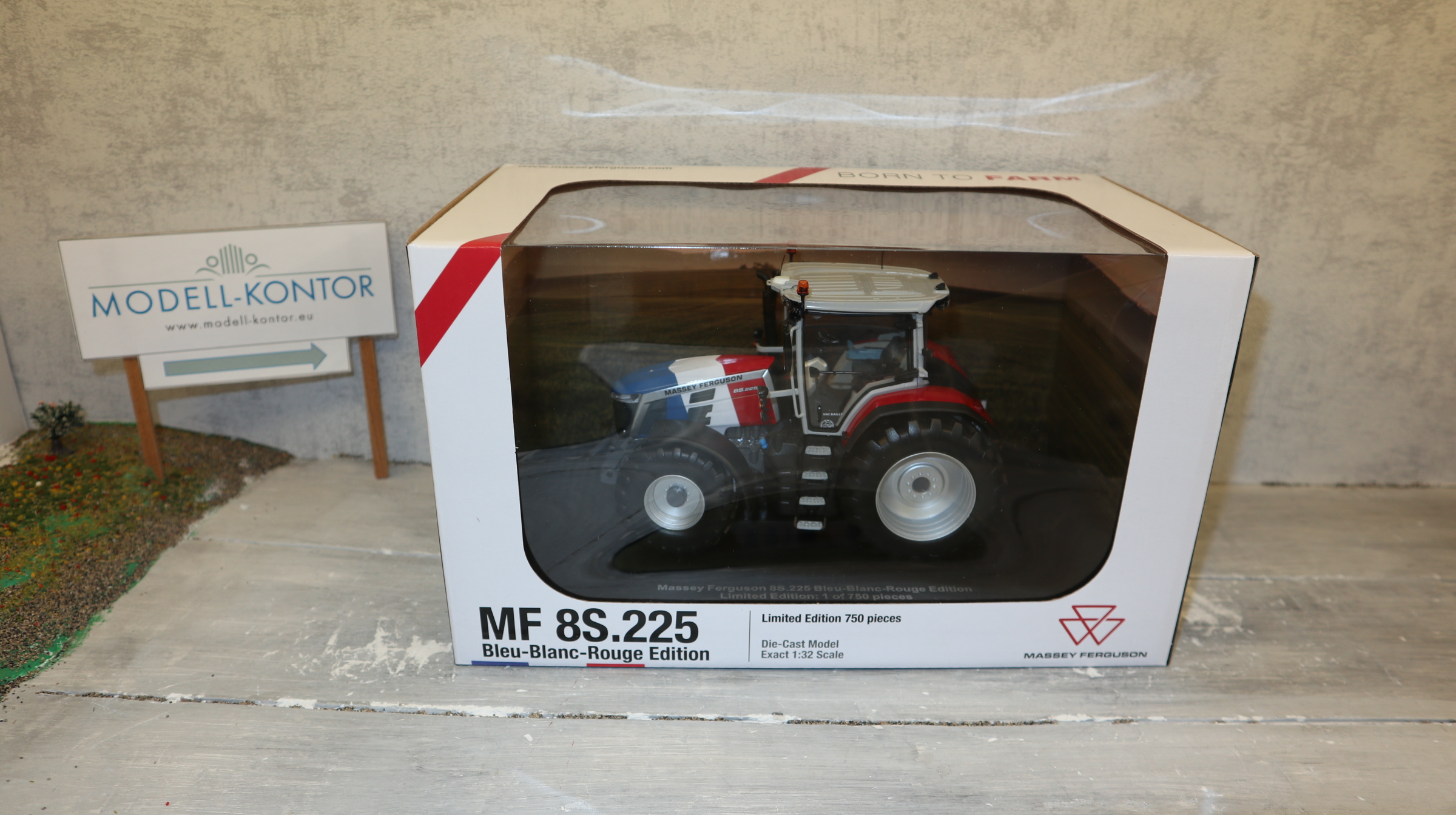 Universal Hobbies UH 6662 1:32,  Massey Ferguson 8S.225 Frankreich-Edition, nur 750 Stück, NEU in OVP