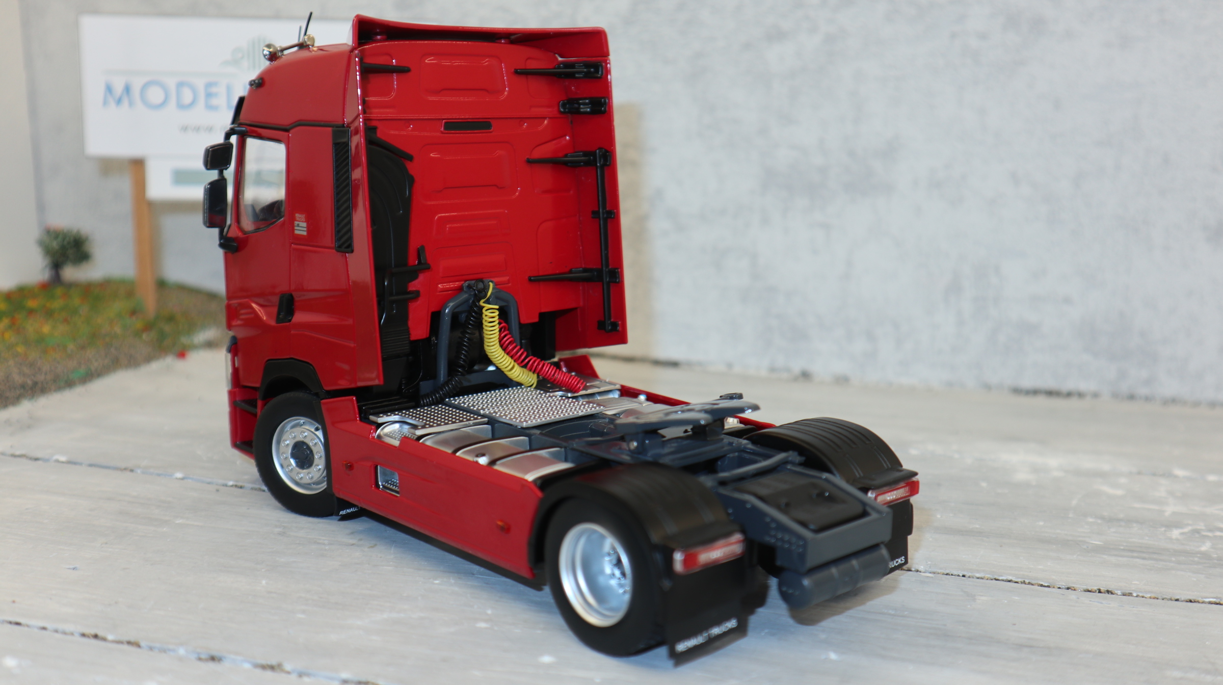 MarGe 2205-03 in 1:32,  RENAULT T 4x2 in rot als SZM. NEU in OVP