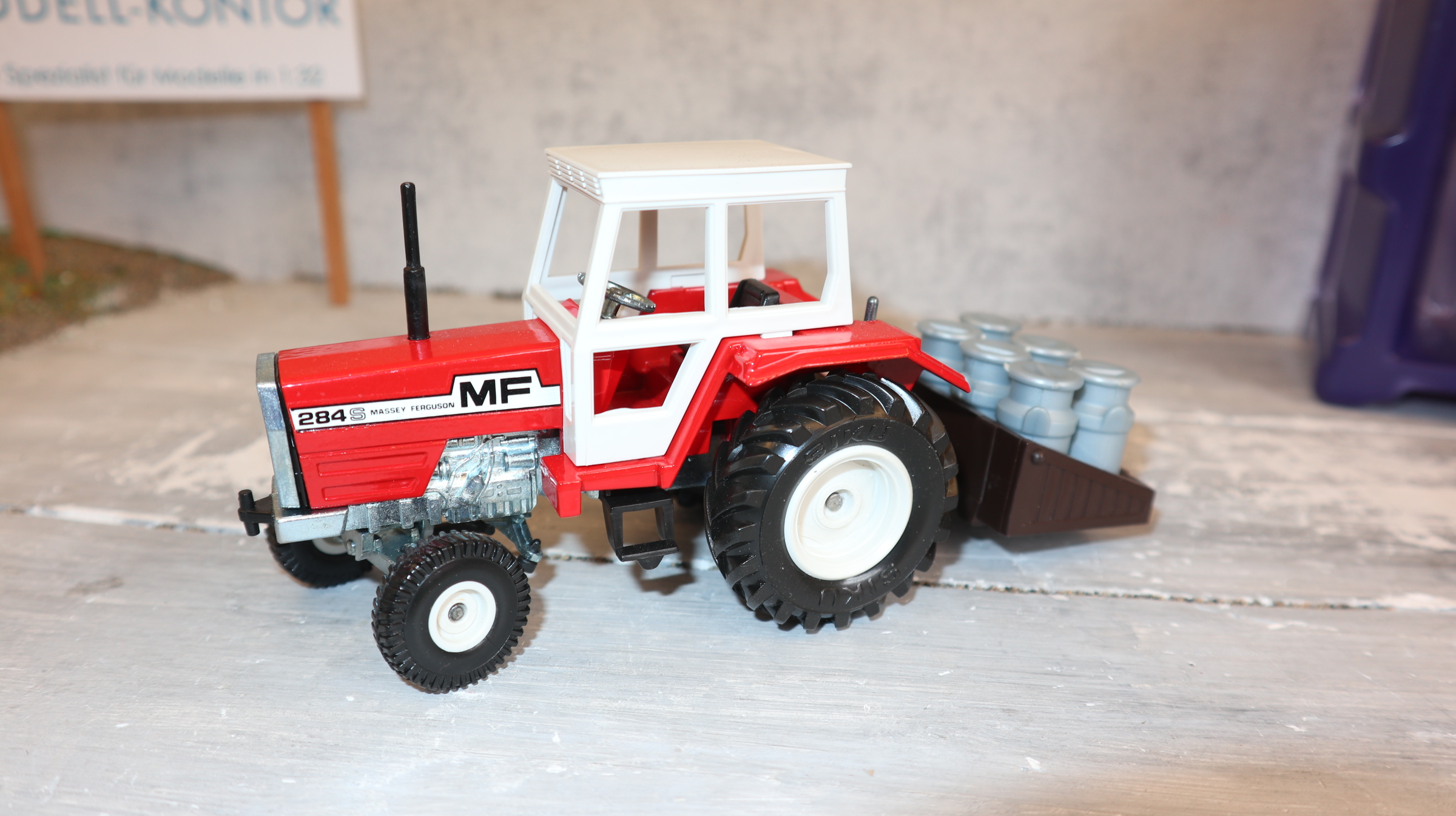 Siku 2853 in 1:32,  Massey-Ferguson 284 S mit Milchkannen, NEU in OVP