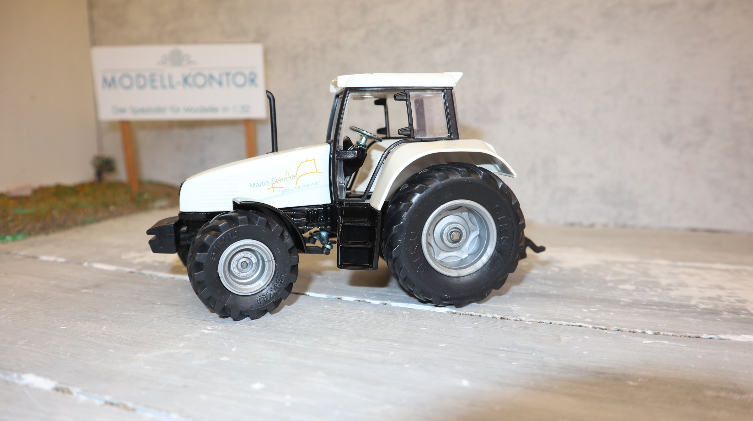 Siku 2963 in 1:32, CASE CS 150 weiß Martin Schröter, NEU in OVP