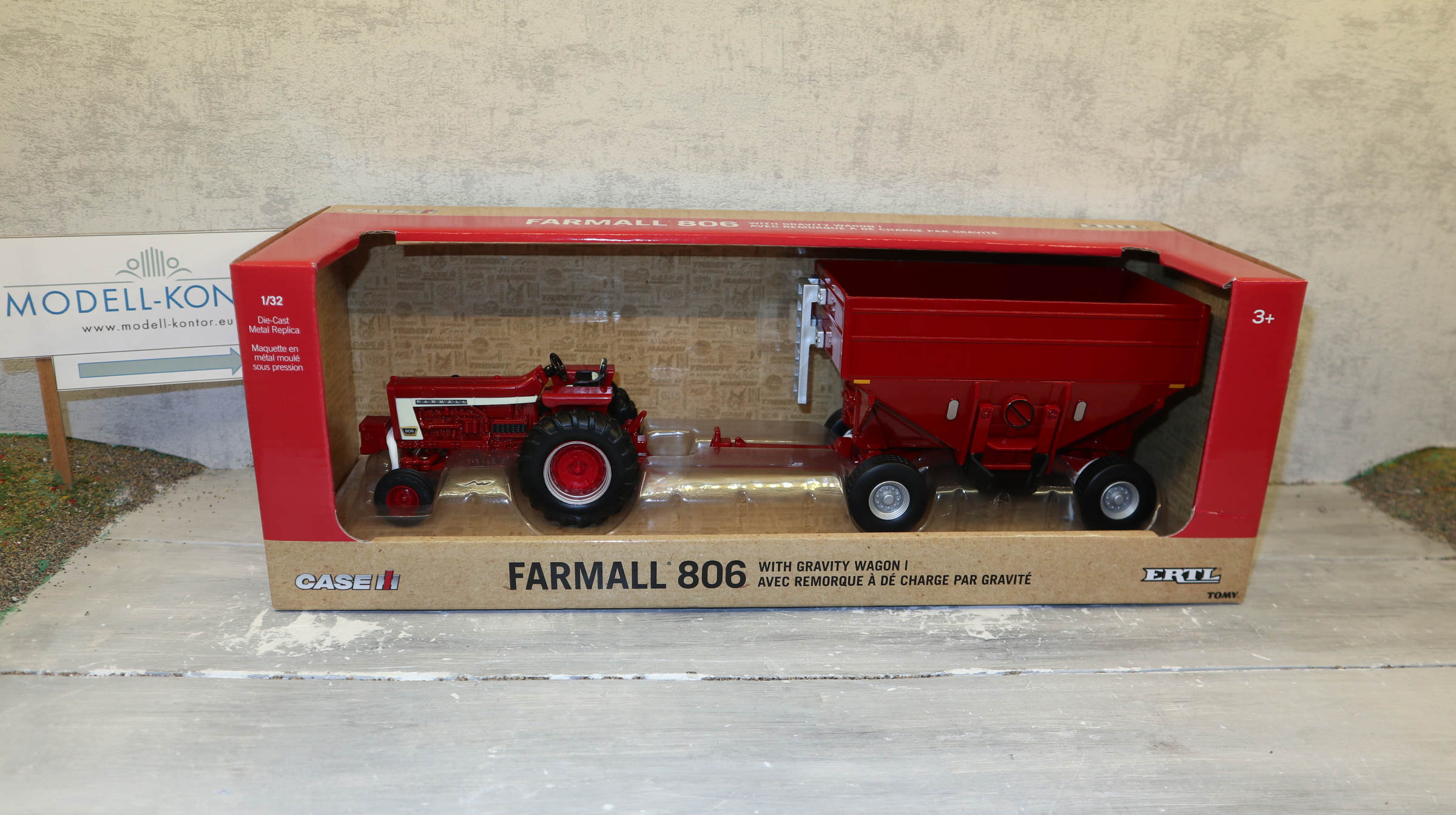 ERTL Britains 44432 in 1:32, CASE Farmall 806 mit Futterwagen, USA-Modell, NEU in OVP