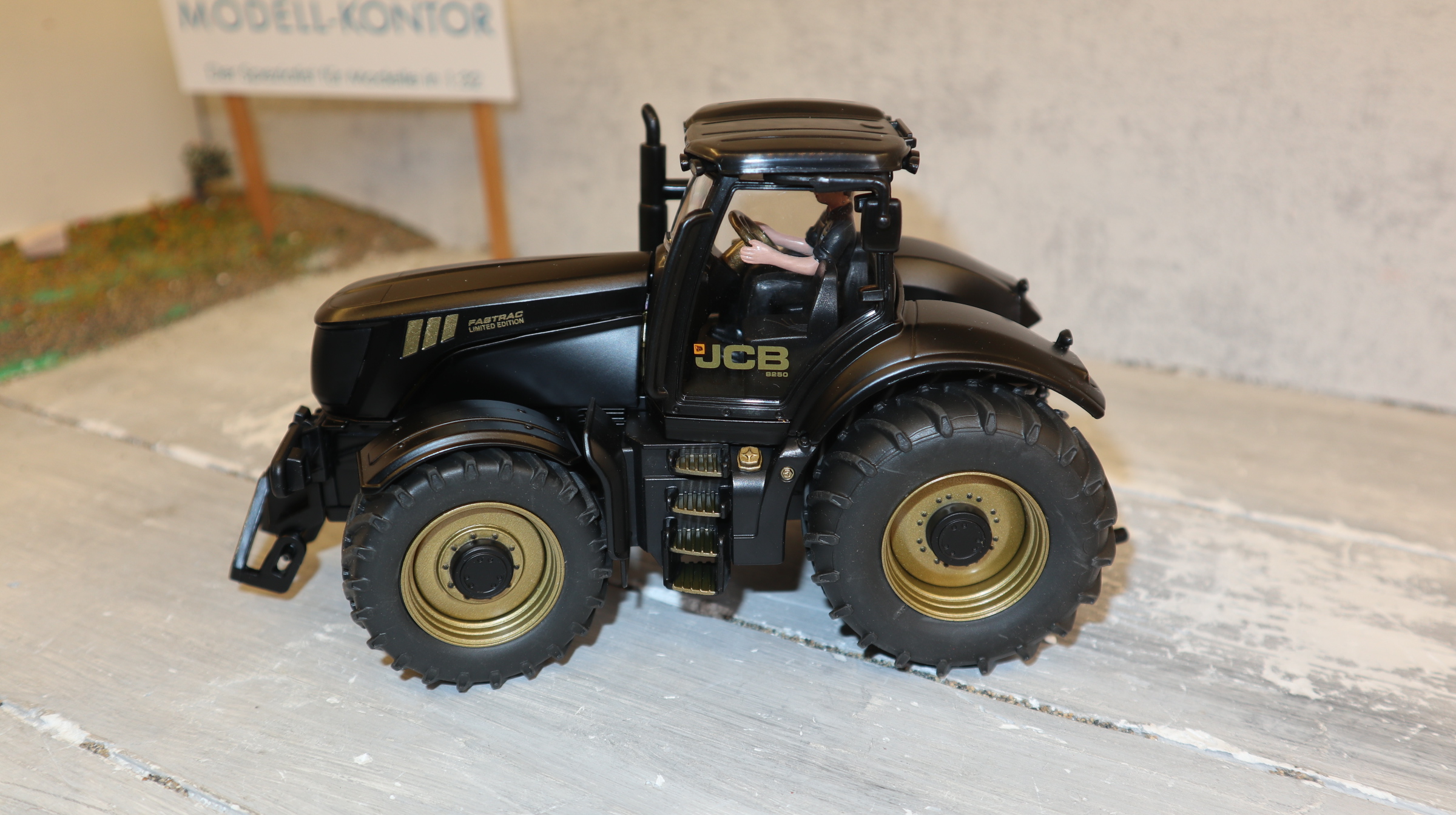 Siku 8518 in 1:32, JCB 8250 schwarz-gold, Sondermodell Idee & Spiel , NEU in OVP