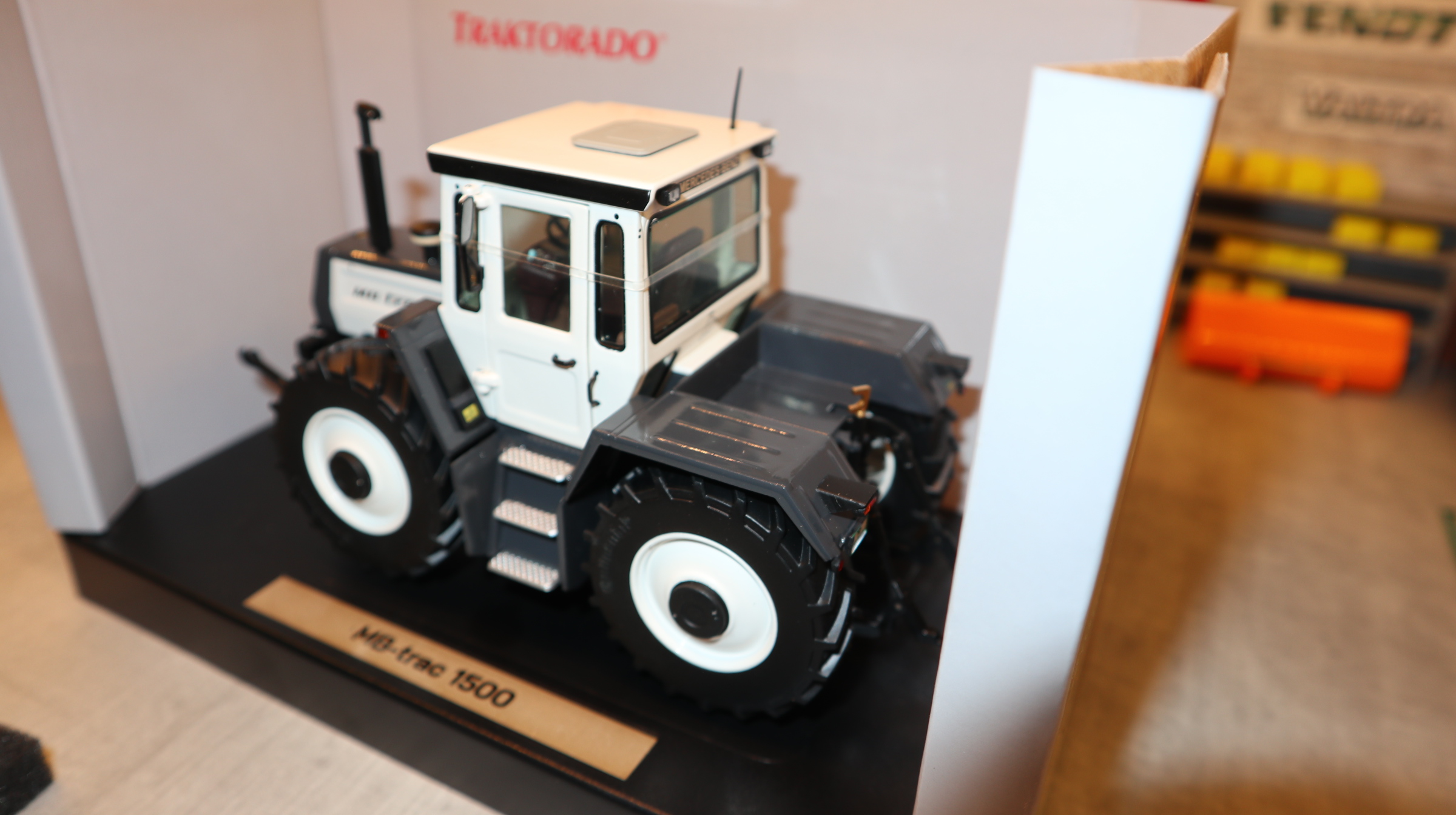 Weise Toys 2084 in 1:32, MB-Trac 1500 weiß-schwarz TRAKTORADO 2026,  NEU in OVP