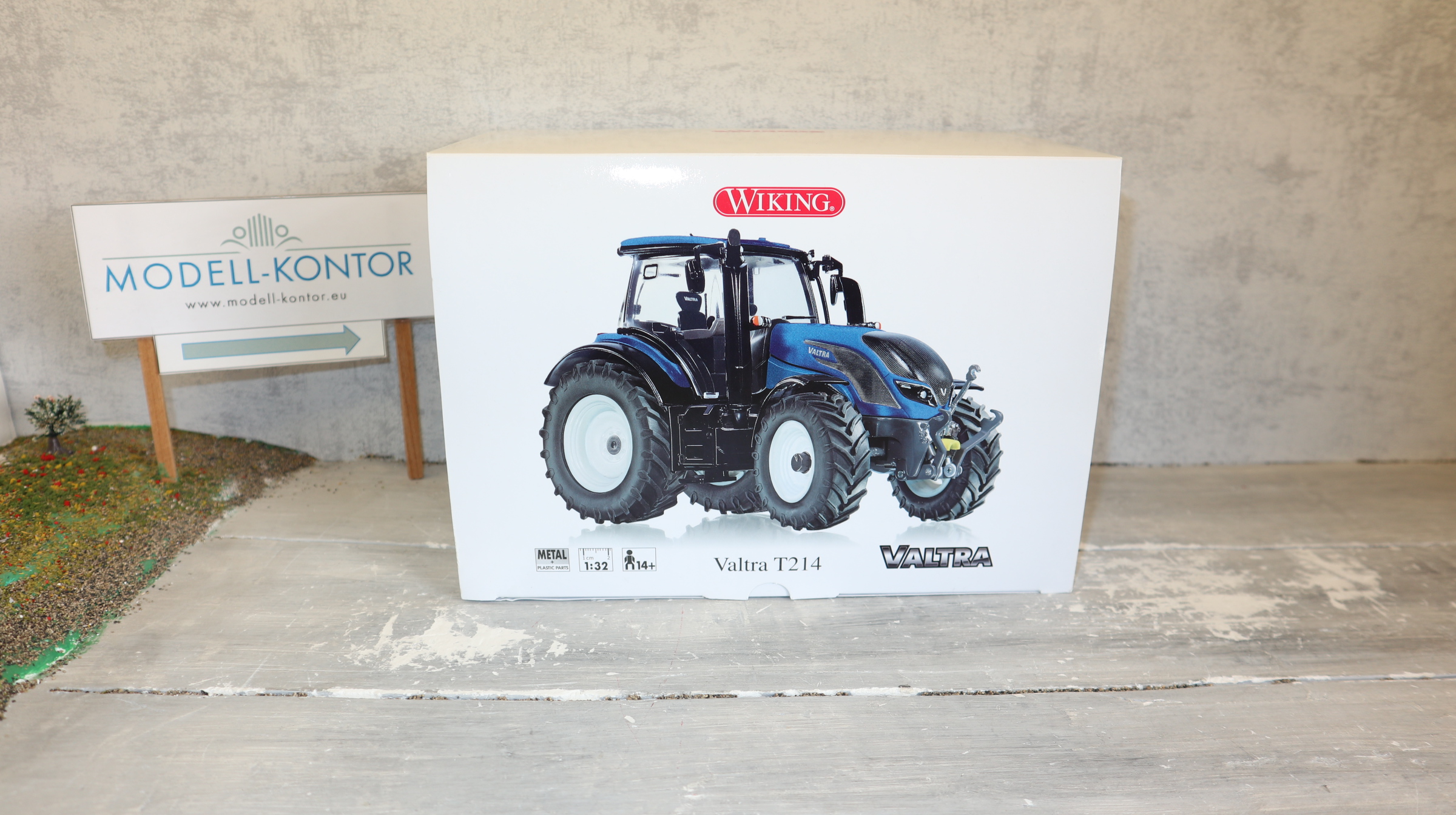 Wiking 077814 in 1:32,Valtra T214 blau-metallic  NEU in OVP
