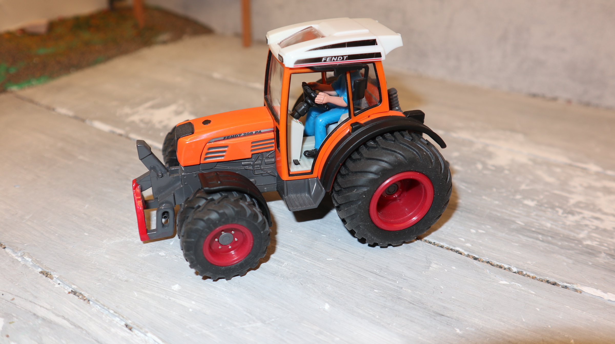 Siku 3052 in 1:32,  Fendt 208 PA Kommunal mit Ballon-Reifen orange, NEU in OVP