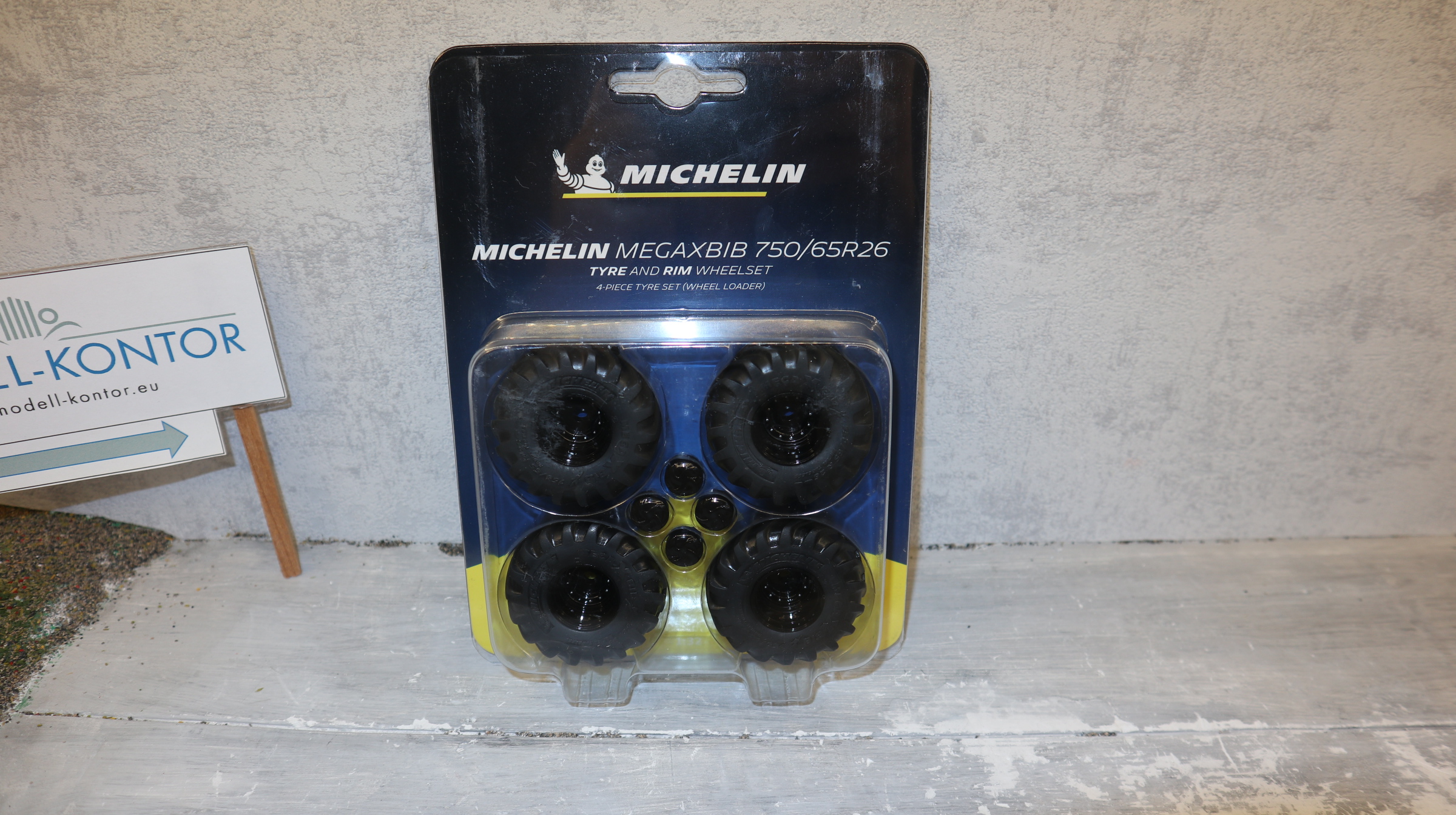 AT Collections 3200205 in 1:32, Michelin MegaXBIB 750/65R26, NEU in OVP