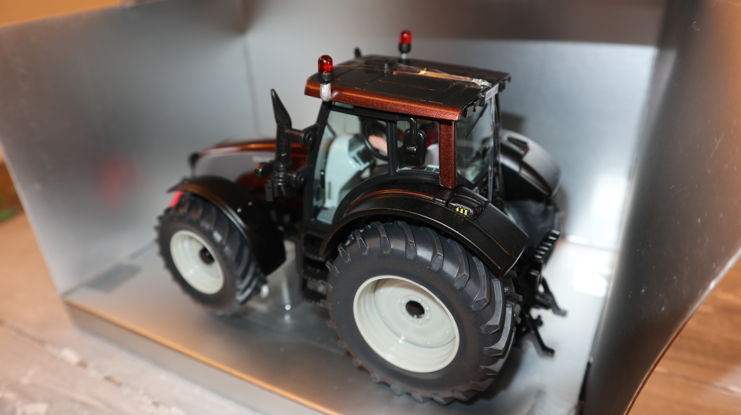 Siku 3268 in 1:32,  Valtra T191 bronze-metallic,  NEU in OVP