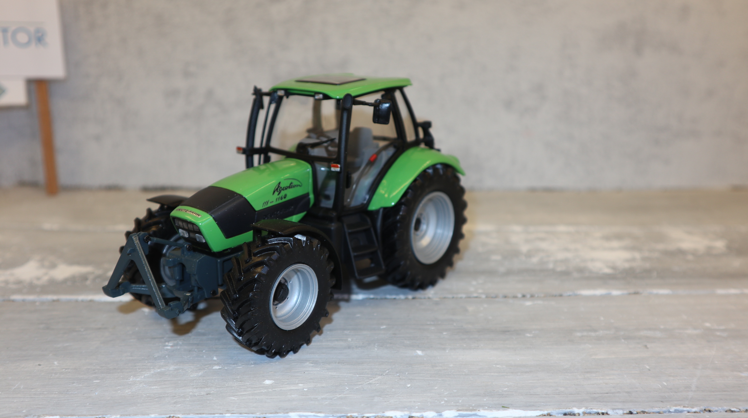 Universal Hobbies UH 2095 in 1:32,  Deutz-Fahr Agrotron 1160 mit Fronthydraulik,  NEU in OVP