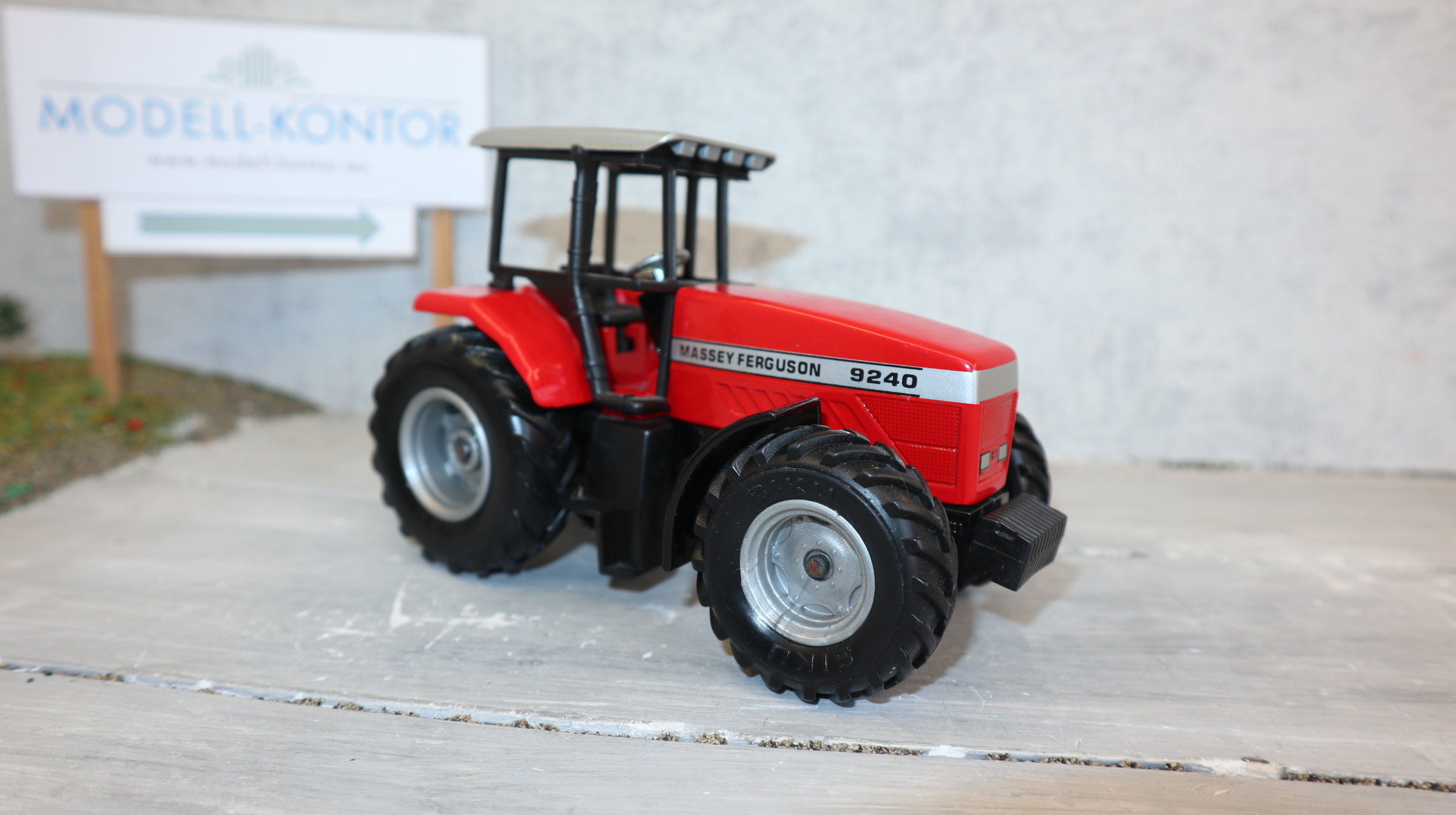 Siku 2868 in 1:32,  Massey Ferguson 9240, Version 2 mit silbernen Felgen, NEU in OVP
