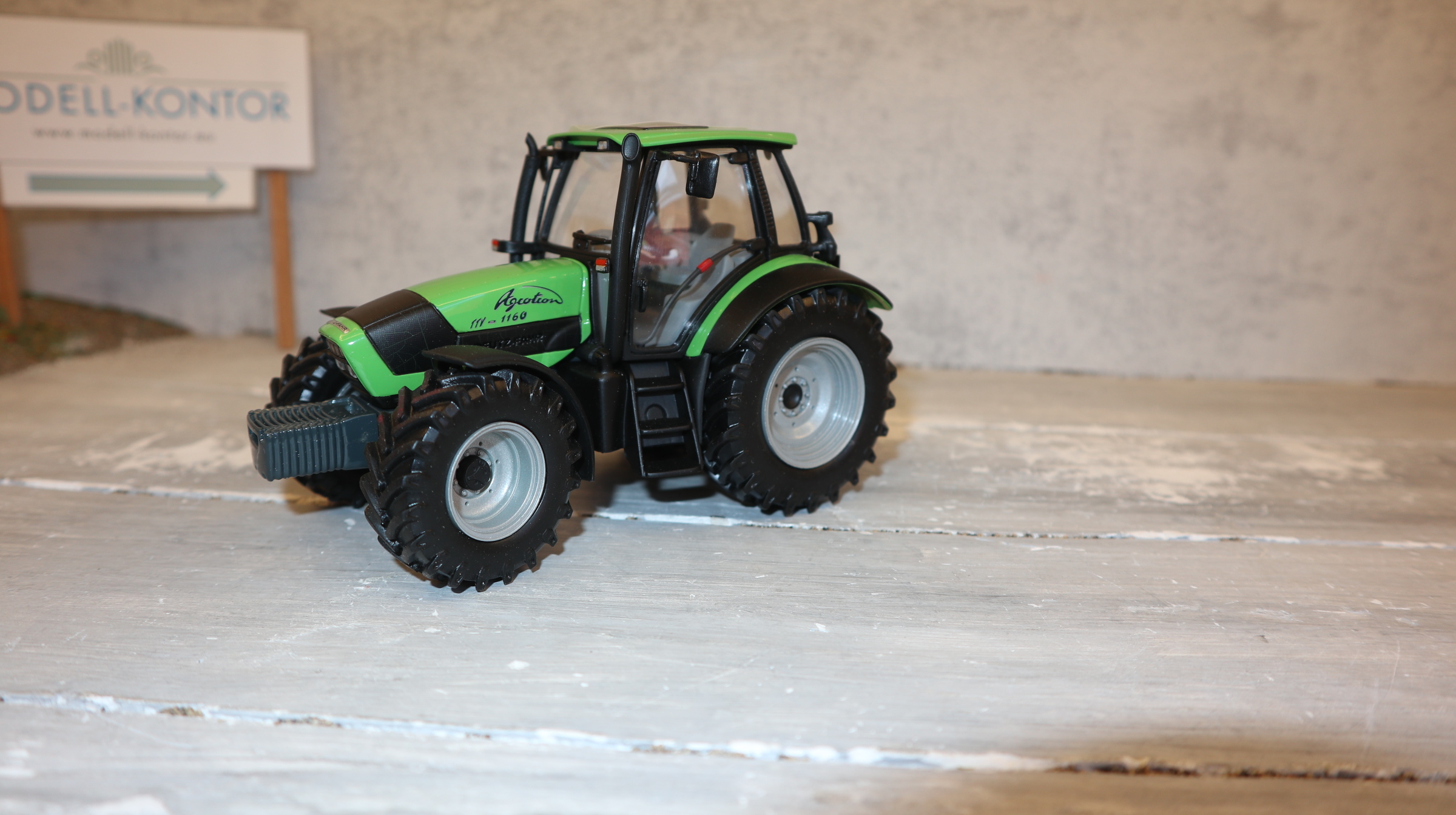 Universal Hobbies UH 2096 in 1:32,  Deutz-Fahr Agrotron 1160 mit Frontgewicht,  NEU in OVP