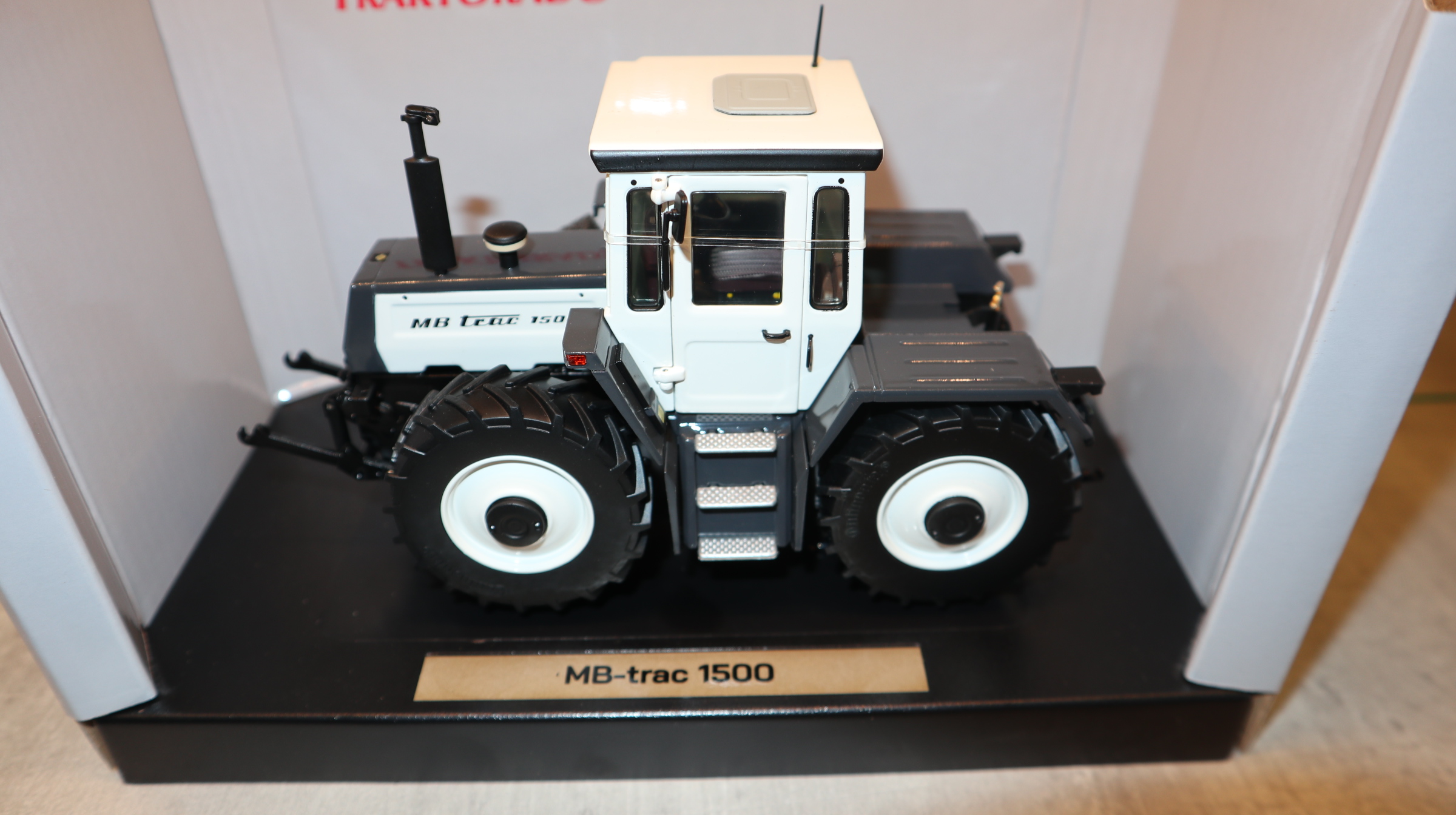 Weise Toys 2084 in 1:32, MB-Trac 1500 weiß-schwarz TRAKTORADO 2026,  NEU in OVP