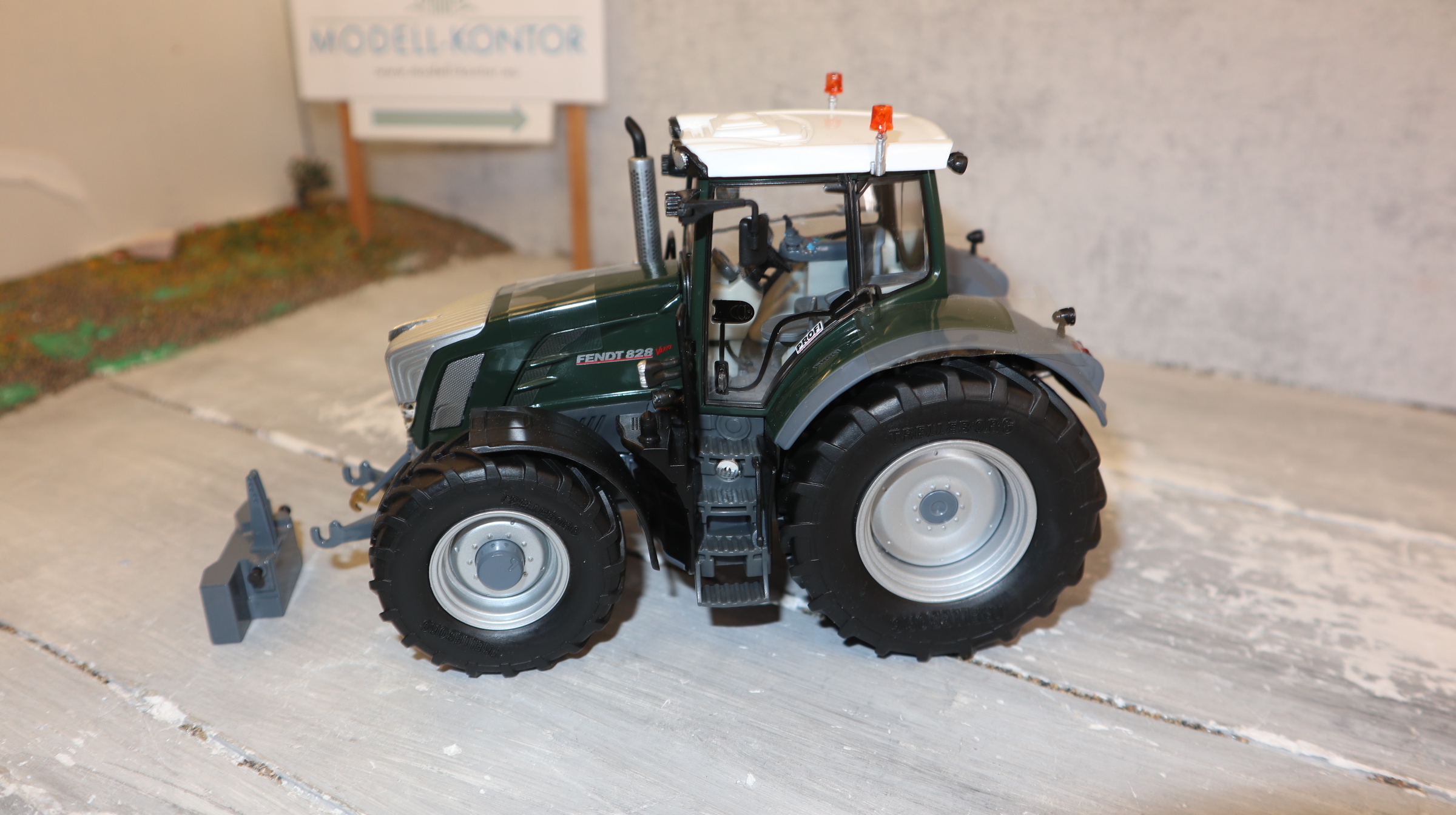 Wiking X991003931000 in 1:32, Fendt 828 tannengrün, NEU in OVP