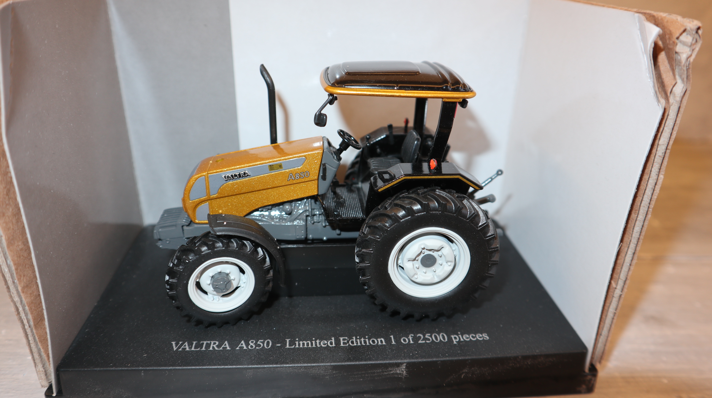 Universal Hobbies UH 4011 in 1:32, Valtra A850 GOLD aus Brasilien NEU in OVP