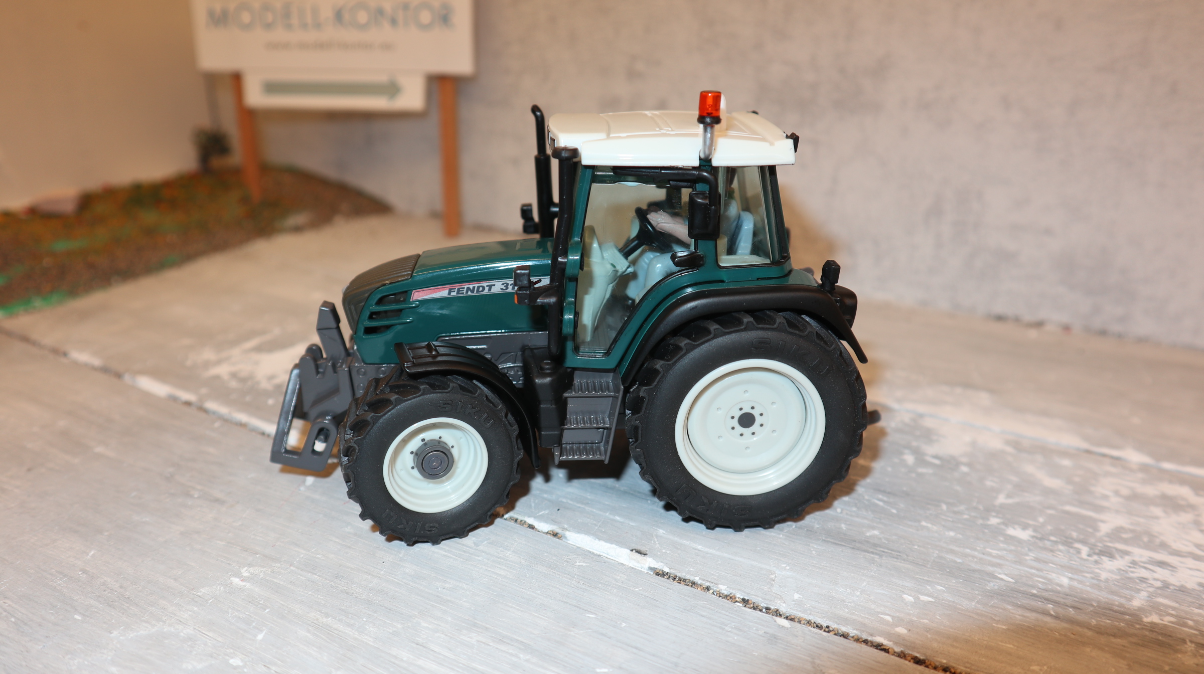 Siku 3056 in 1:32,  Fendt 312 Vario petrol Vorführschlepper, NEU in OVP