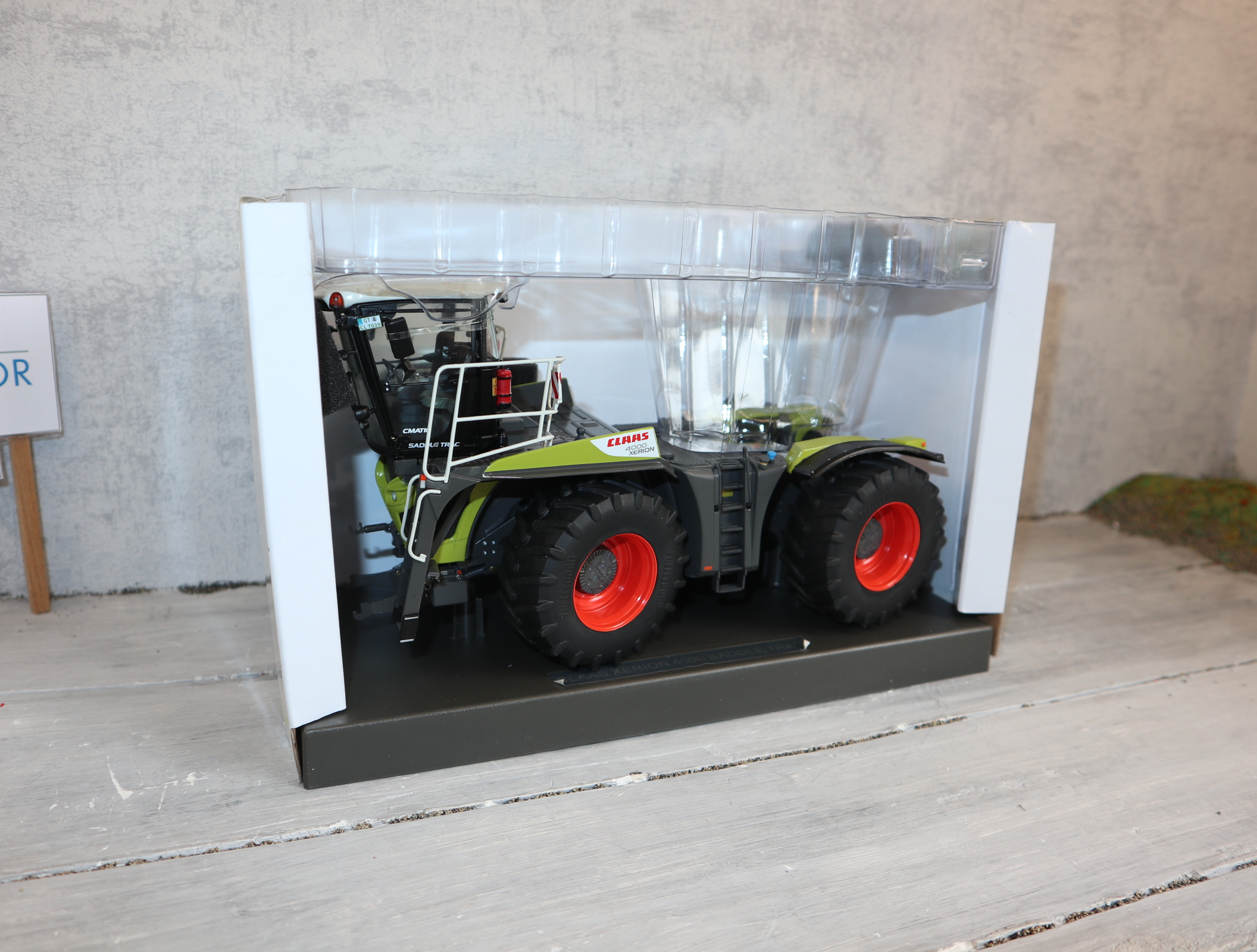 Weise Toys 1030 in 1:32  Claas Xerion 4000 Saddle Trac in OVP