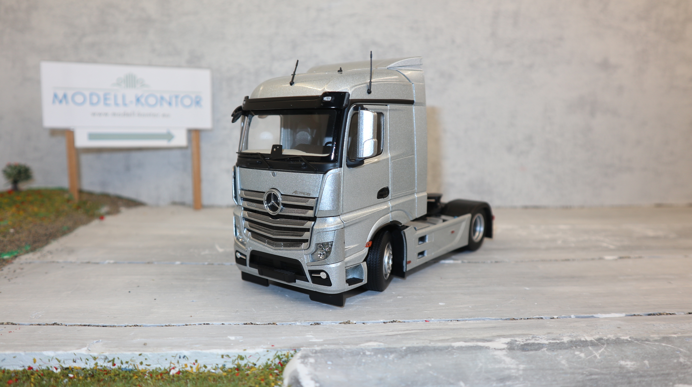 MarGe 1907-03 in 1:32,Mercedes-Benz Actros Streamspace 4x2 in silber als SZM, NEU in OVP