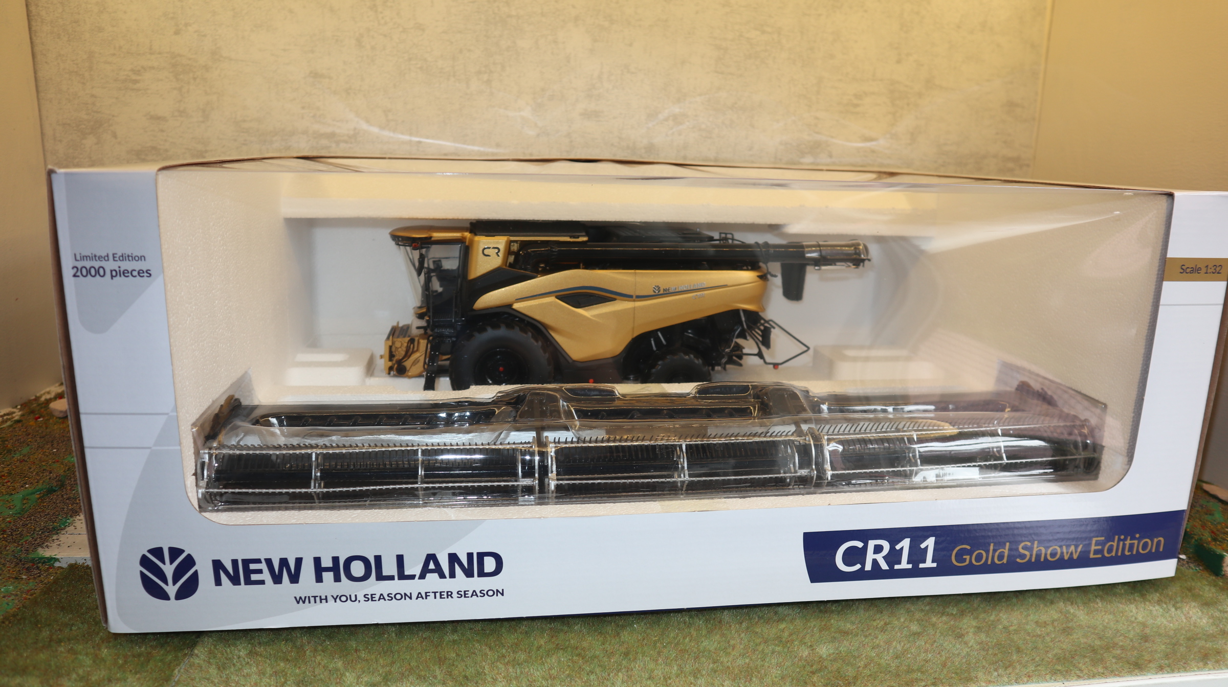 Universal Hobbies UH 6829 in 1:32, New Holland CR 11 gold Mähdrescher, NEU in OVP