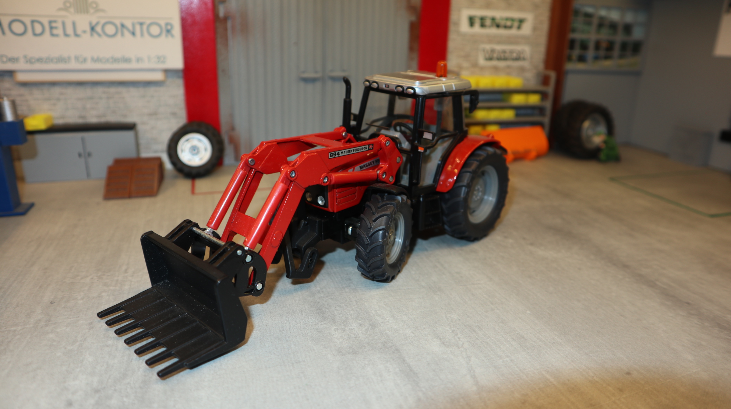 Siku 3653 in 1:32, Massey Ferguson mit Frontlader, NEU in OVP