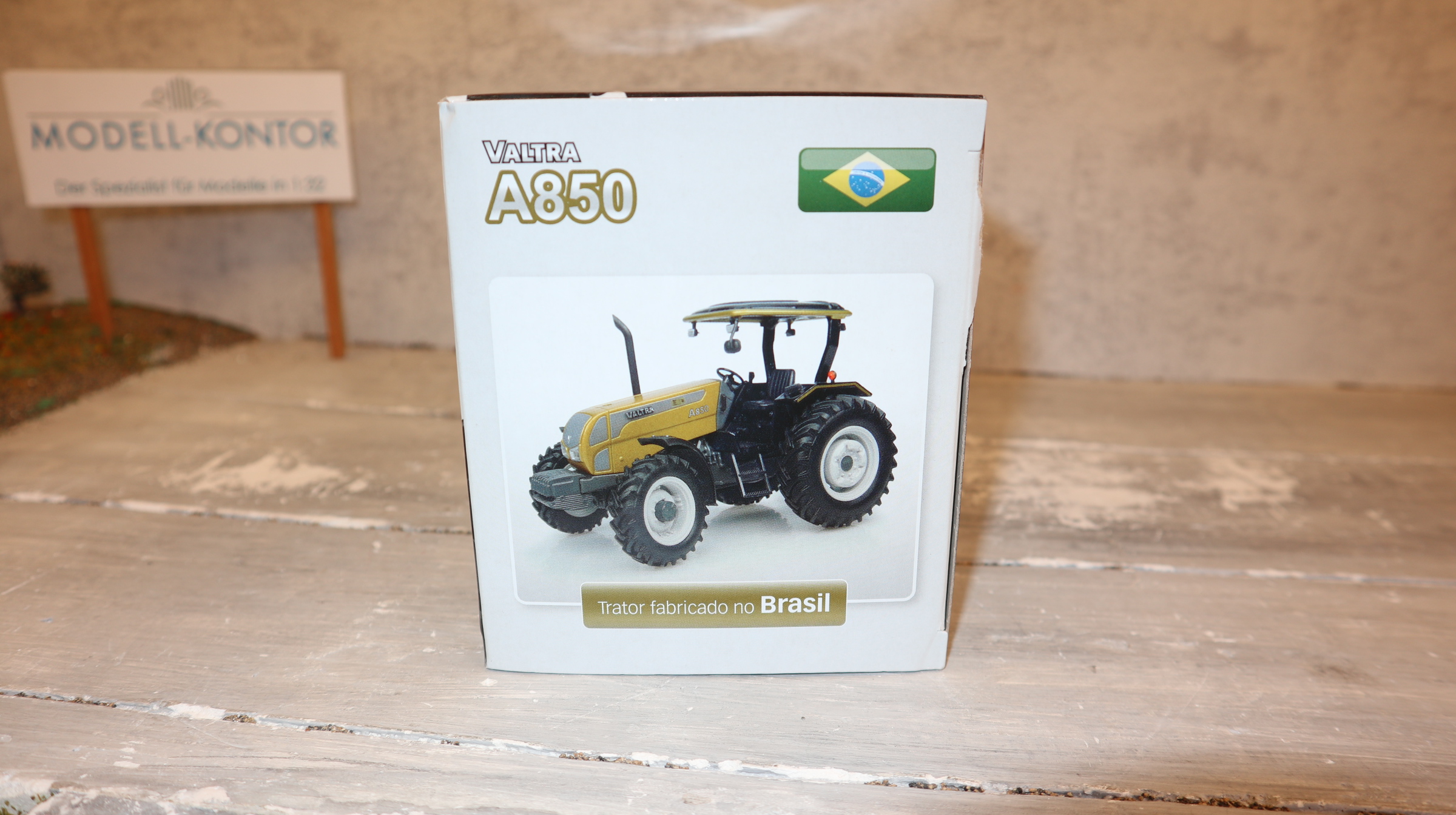Universal Hobbies UH 4011 in 1:32, Valtra A850 GOLD aus Brasilien NEU in OVP