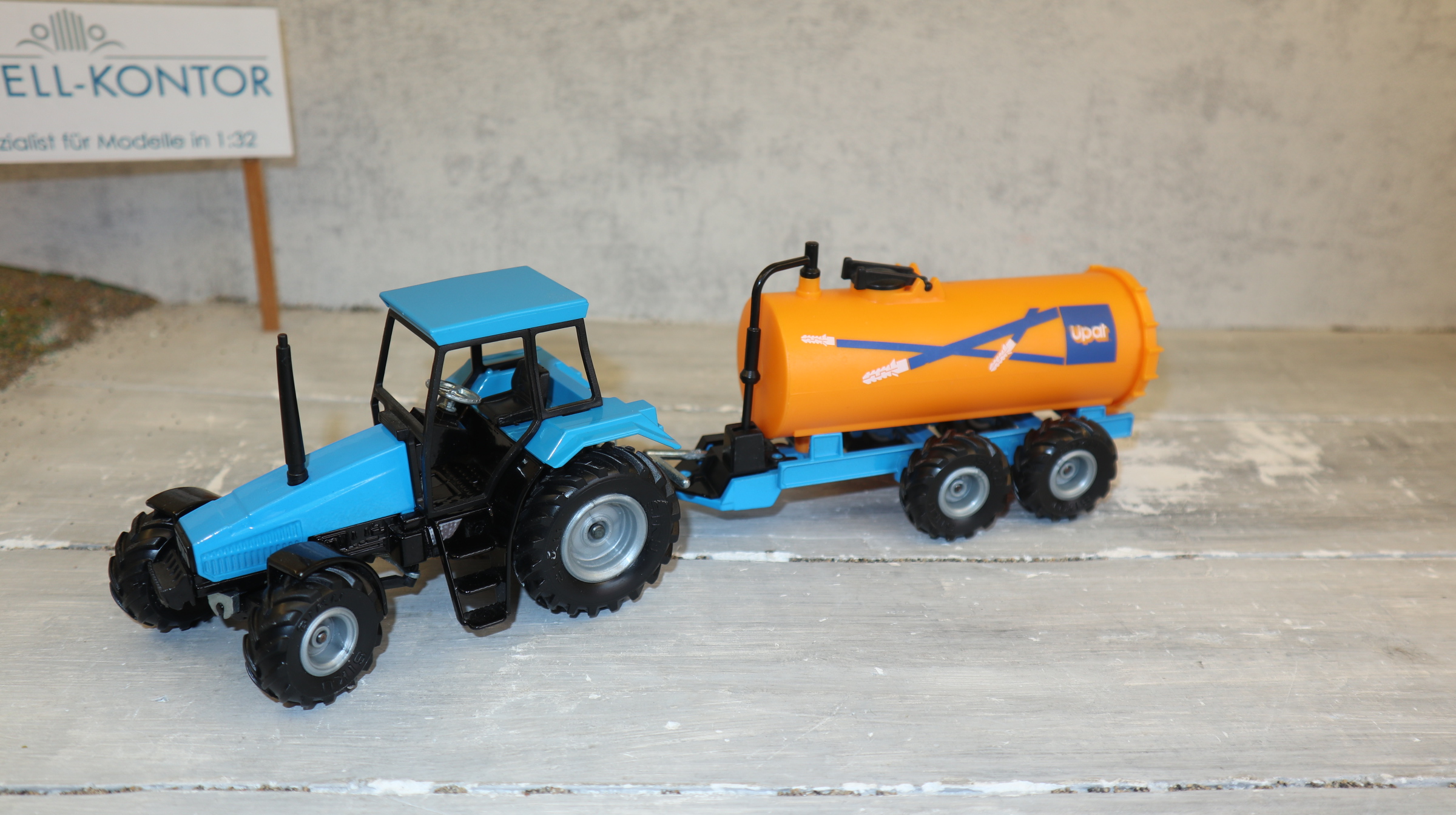 Siku 3752 in 1:32, Deutz-Fahr Agroxtra Sondermodell UPAT, NEU in OVP