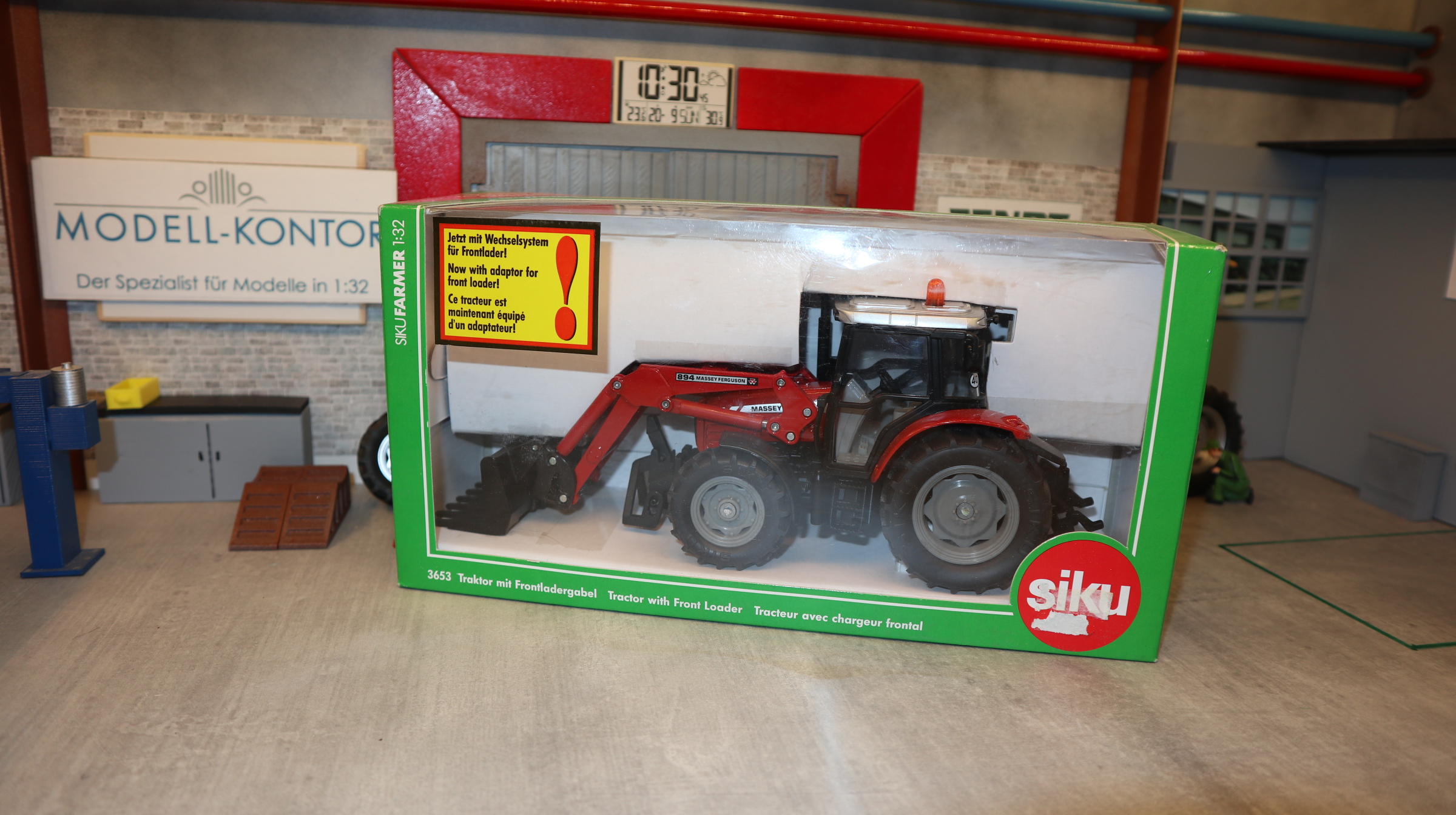 Siku 3653 in 1:32, Massey Ferguson mit Frontlader, NEU in OVP